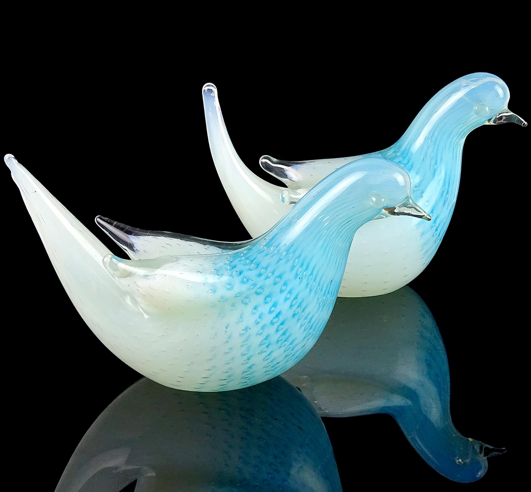 Schönes Paar Vintage Murano mundgeblasen opalisierend blau und weiß, mit kontrollierten Blasen italienische Kunst Glas Taube Vogelfiguren. Das Paar ist für die Firma Fratelli Toso dokumentiert. Beide haben noch die originalen blauen und silbernen