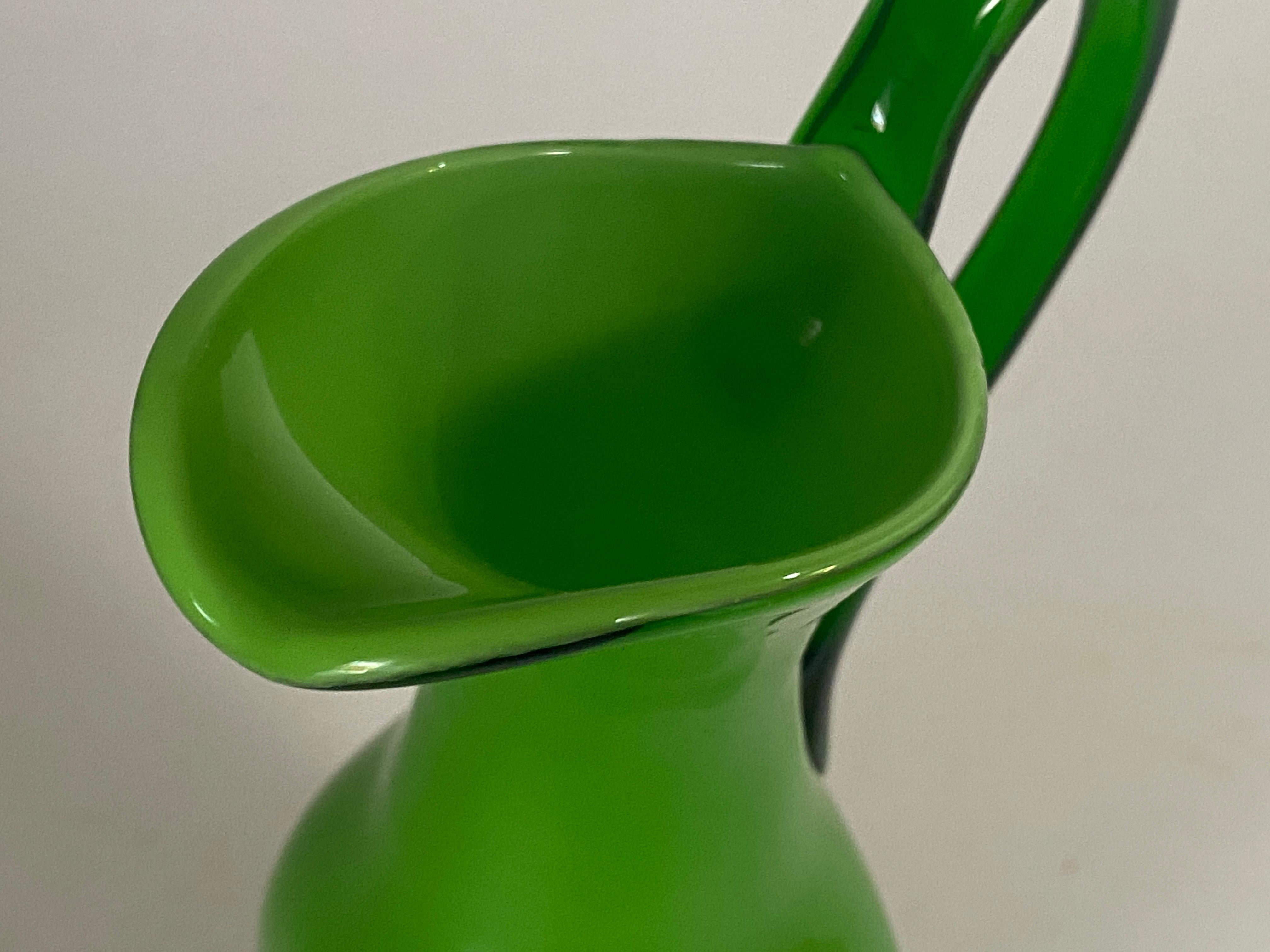 Murano Opalin und Glas  Krug mit Henkel in Grün, Italien (Glaskunst) im Angebot