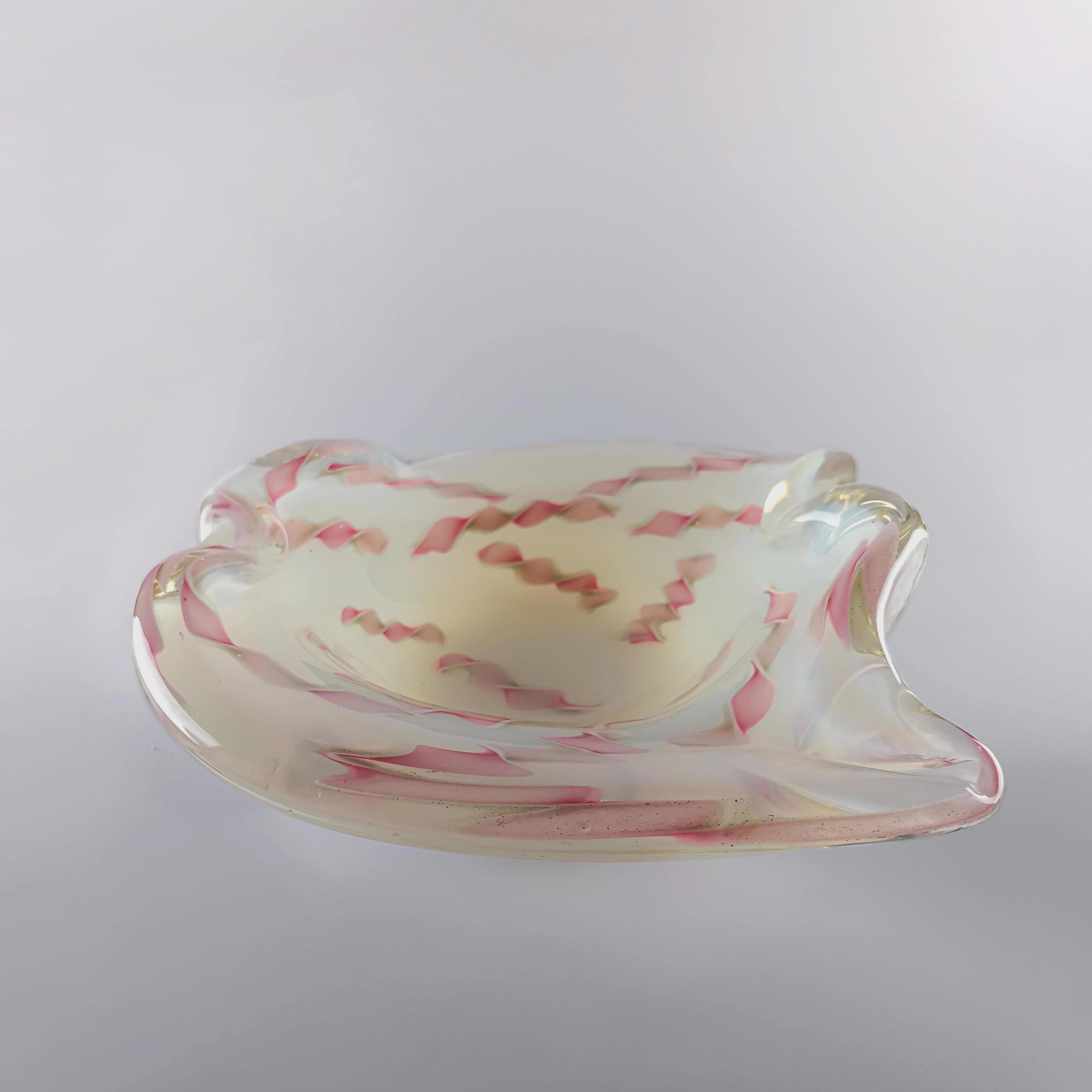 Coupe en verre opalin de Murano avec Zanfirico rose, Fratelli Toso, 1950 Italie en vente 2