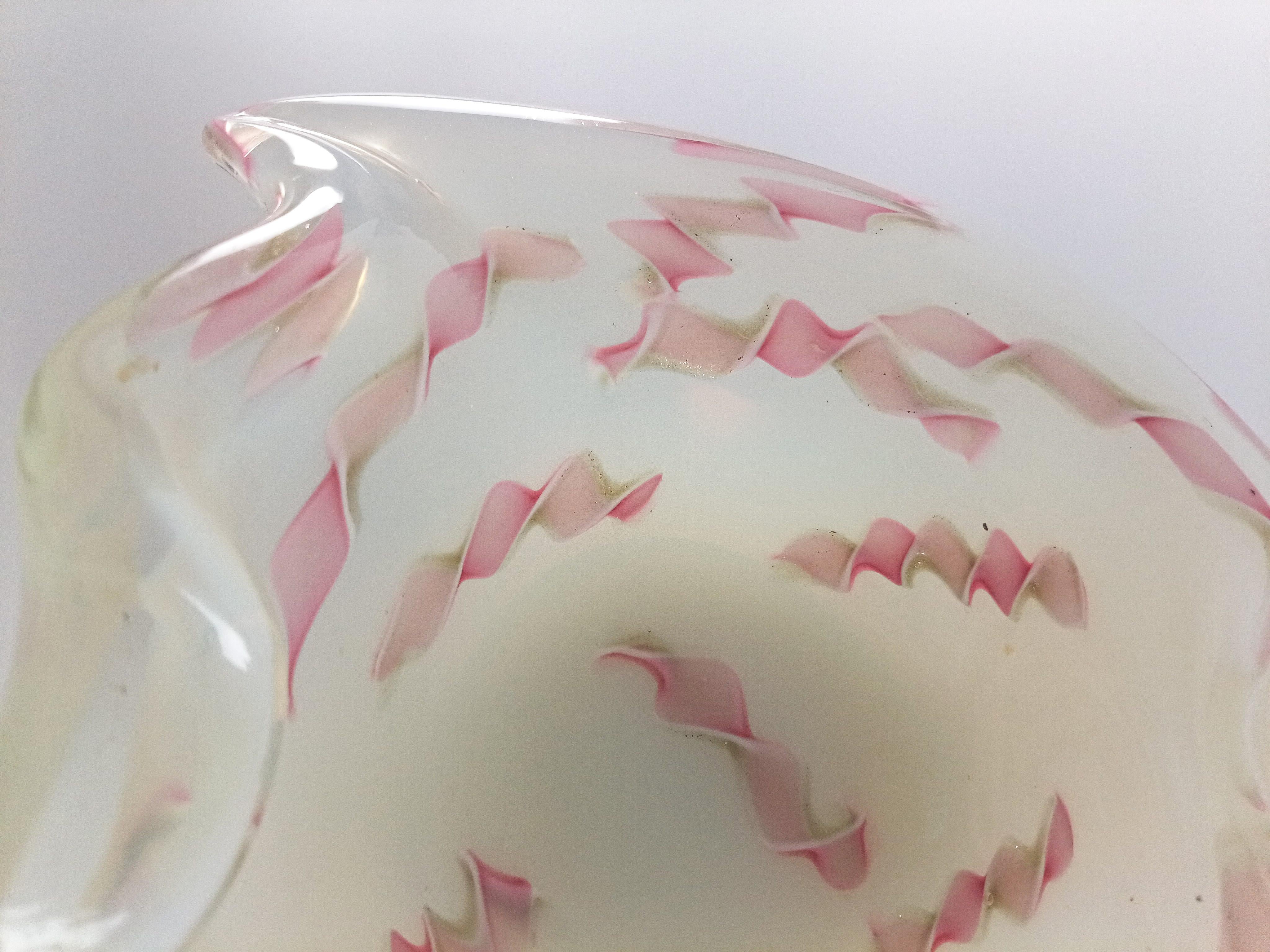 Un objet élégant et plutôt rare  Coupe centrale en verre de Murano par Fratelli Toso, soufflée à la main à Murano, en Italie, au début des années 1950. Cette pièce distinctive de Murano datant du milieu du siècle est formée d'une silhouette libre