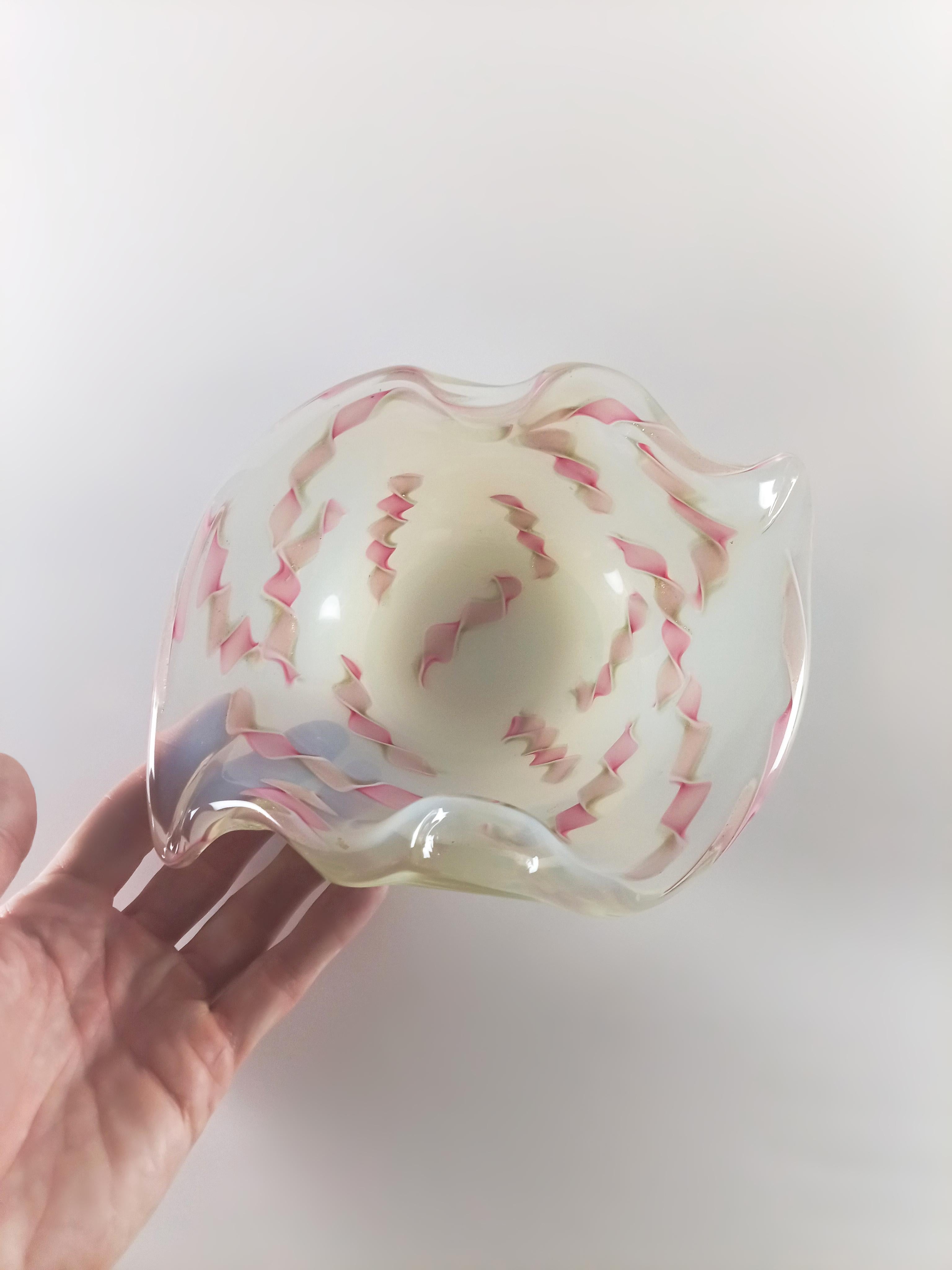 italien Coupe en verre opalin de Murano avec Zanfirico rose, Fratelli Toso, 1950 Italie en vente