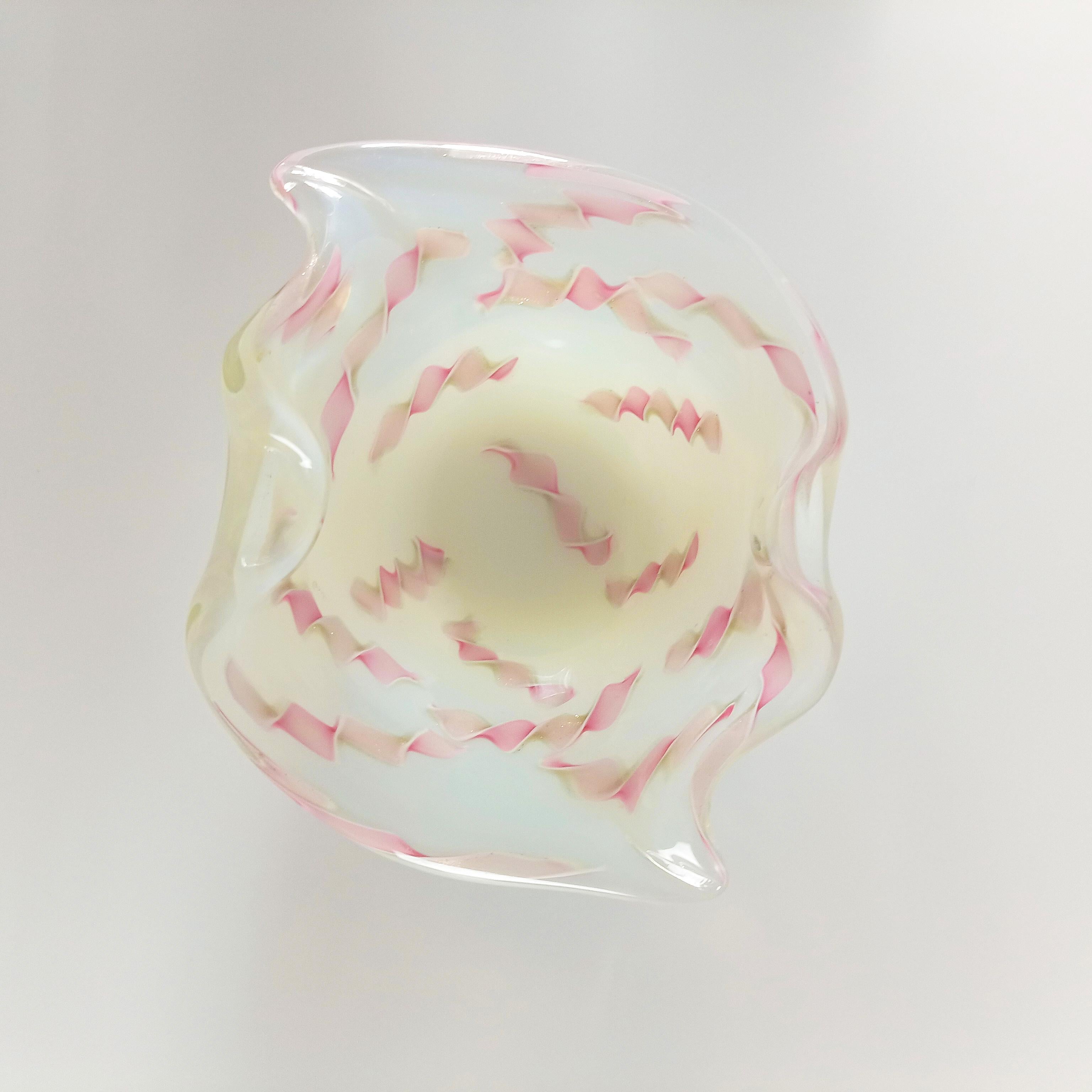 Coupe en verre opalin de Murano avec Zanfirico rose, Fratelli Toso, 1950 Italie Bon état - En vente à Glasgow, GB