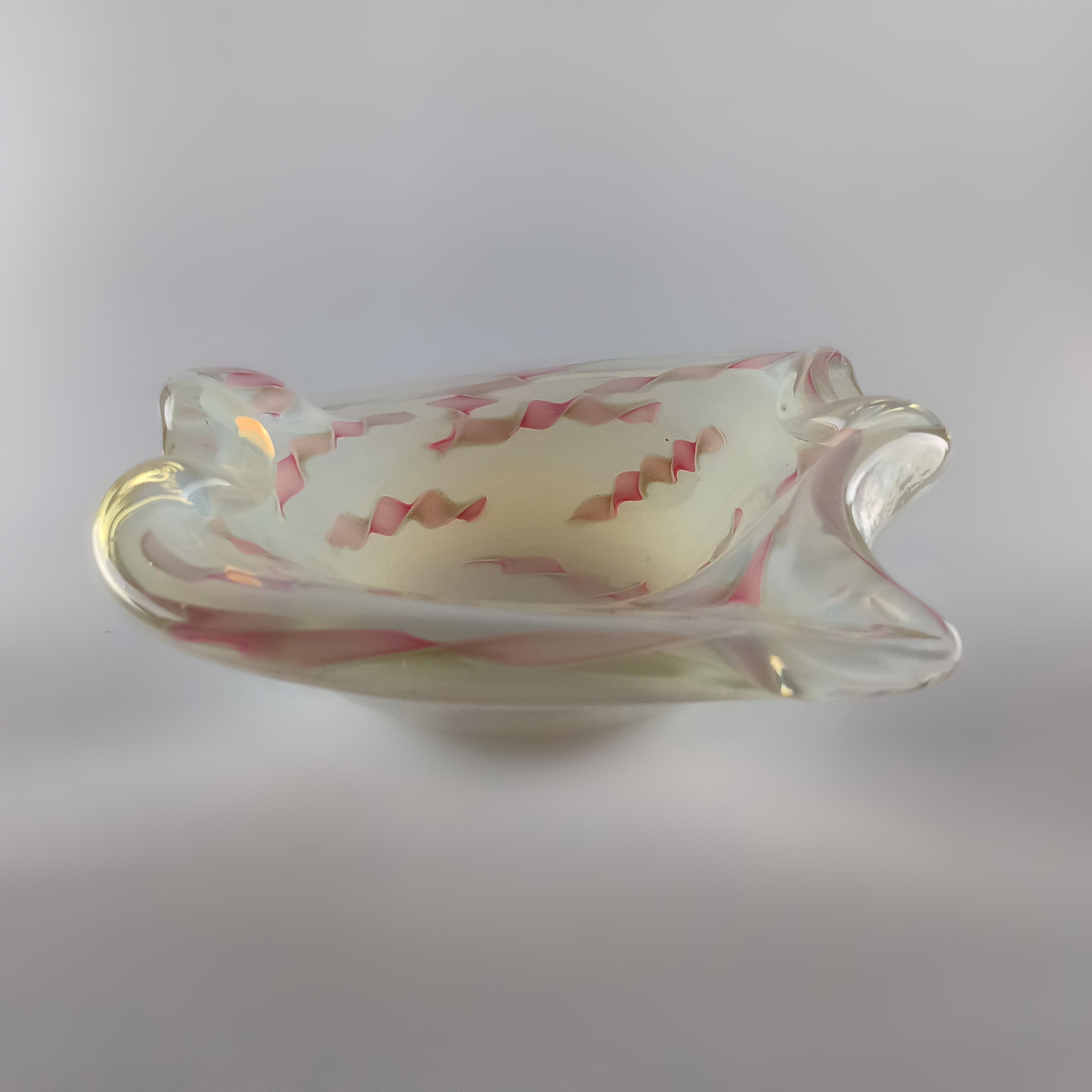 20ième siècle Coupe en verre opalin de Murano avec Zanfirico rose, Fratelli Toso, 1950 Italie en vente