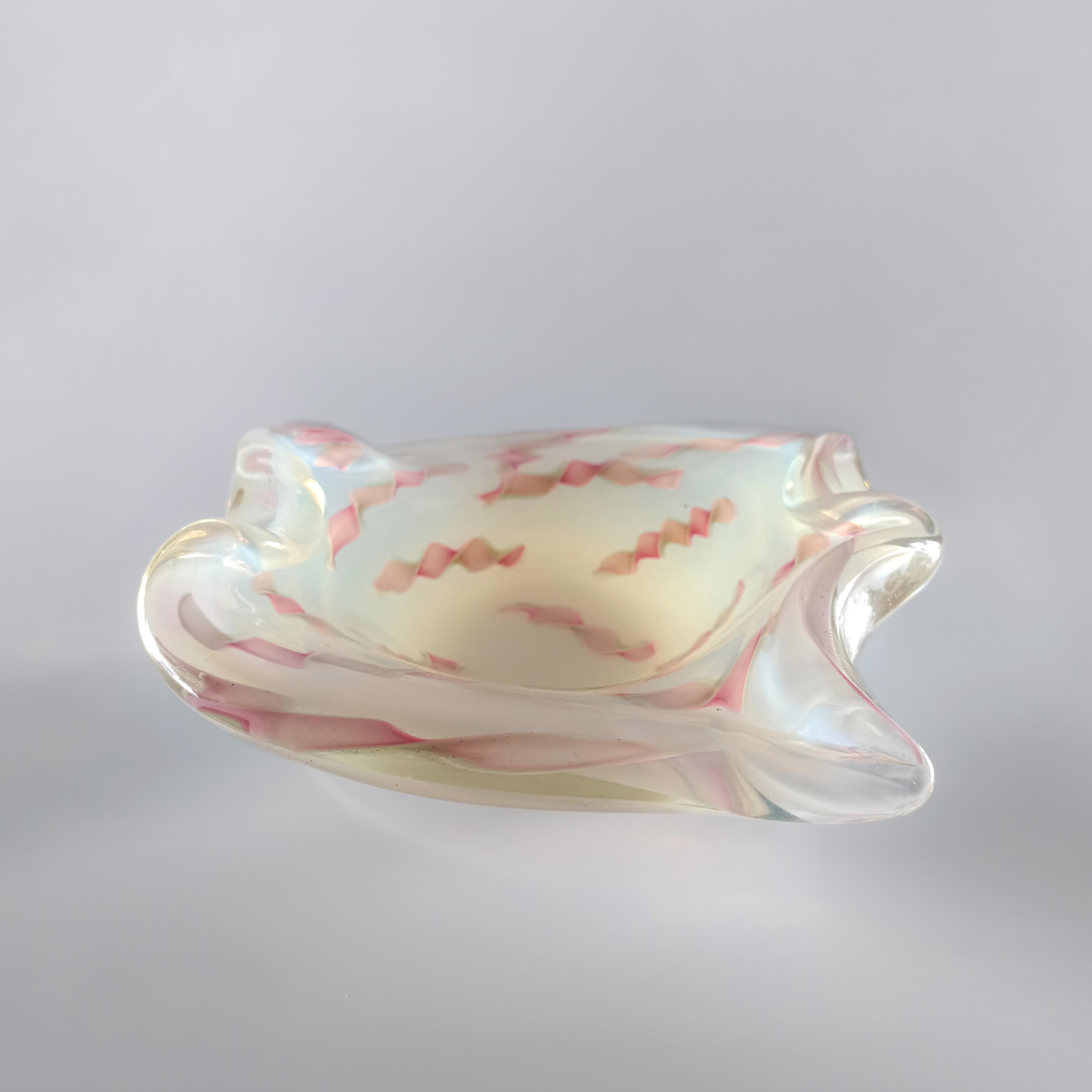 Verre de Murano Coupe en verre opalin de Murano avec Zanfirico rose, Fratelli Toso, 1950 Italie en vente