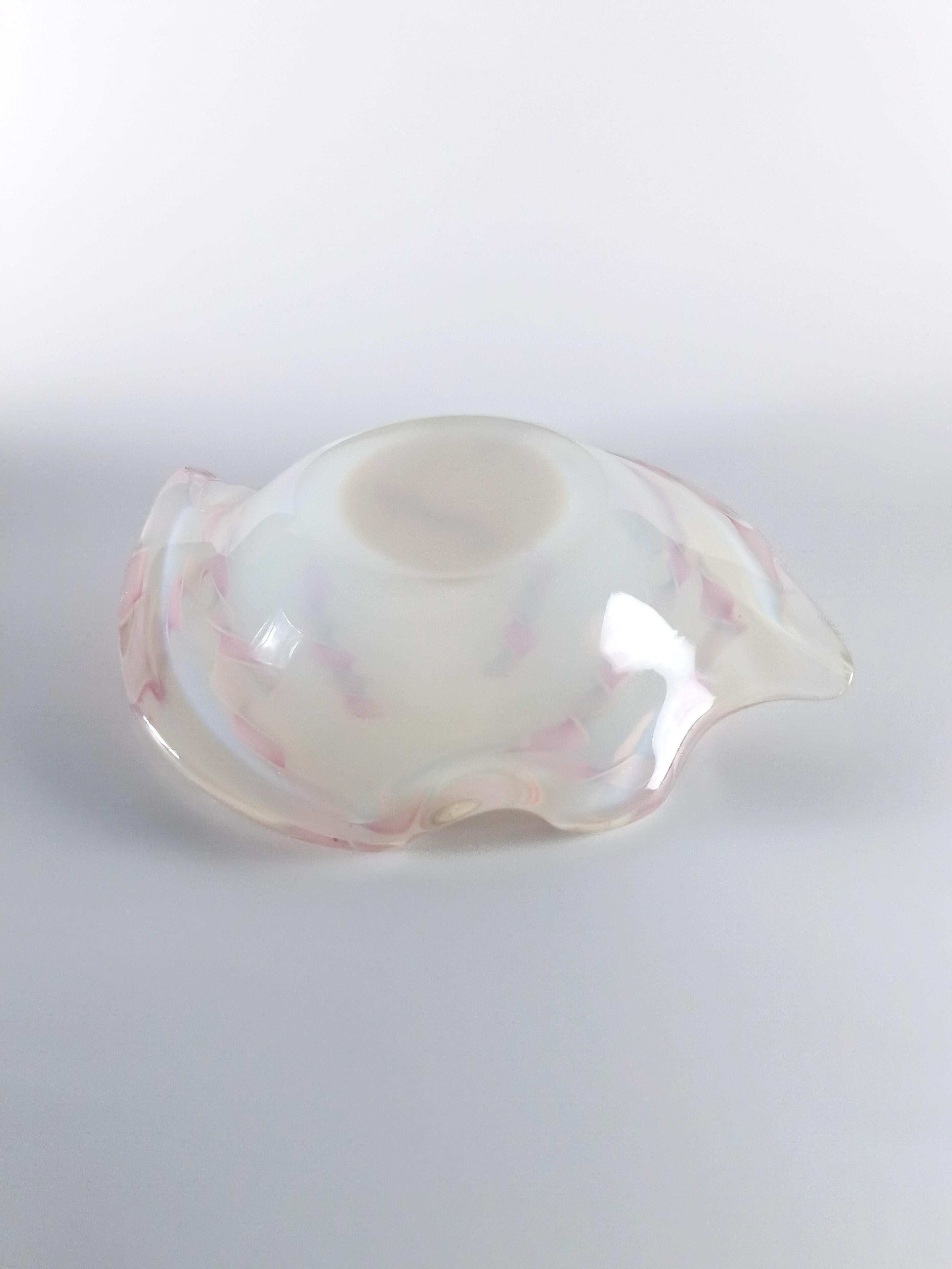 Coupe en verre opalin de Murano avec Zanfirico rose, Fratelli Toso, 1950 Italie en vente 1