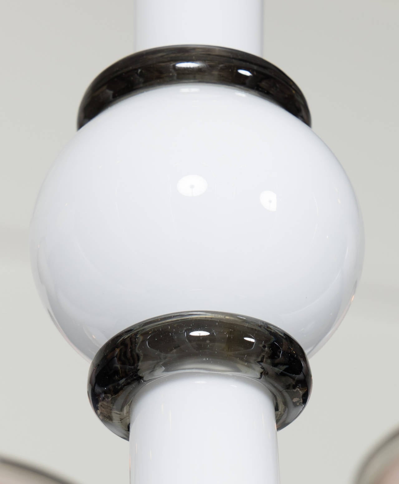 Italiano Lampadario in vetro opalino di Murano in vendita