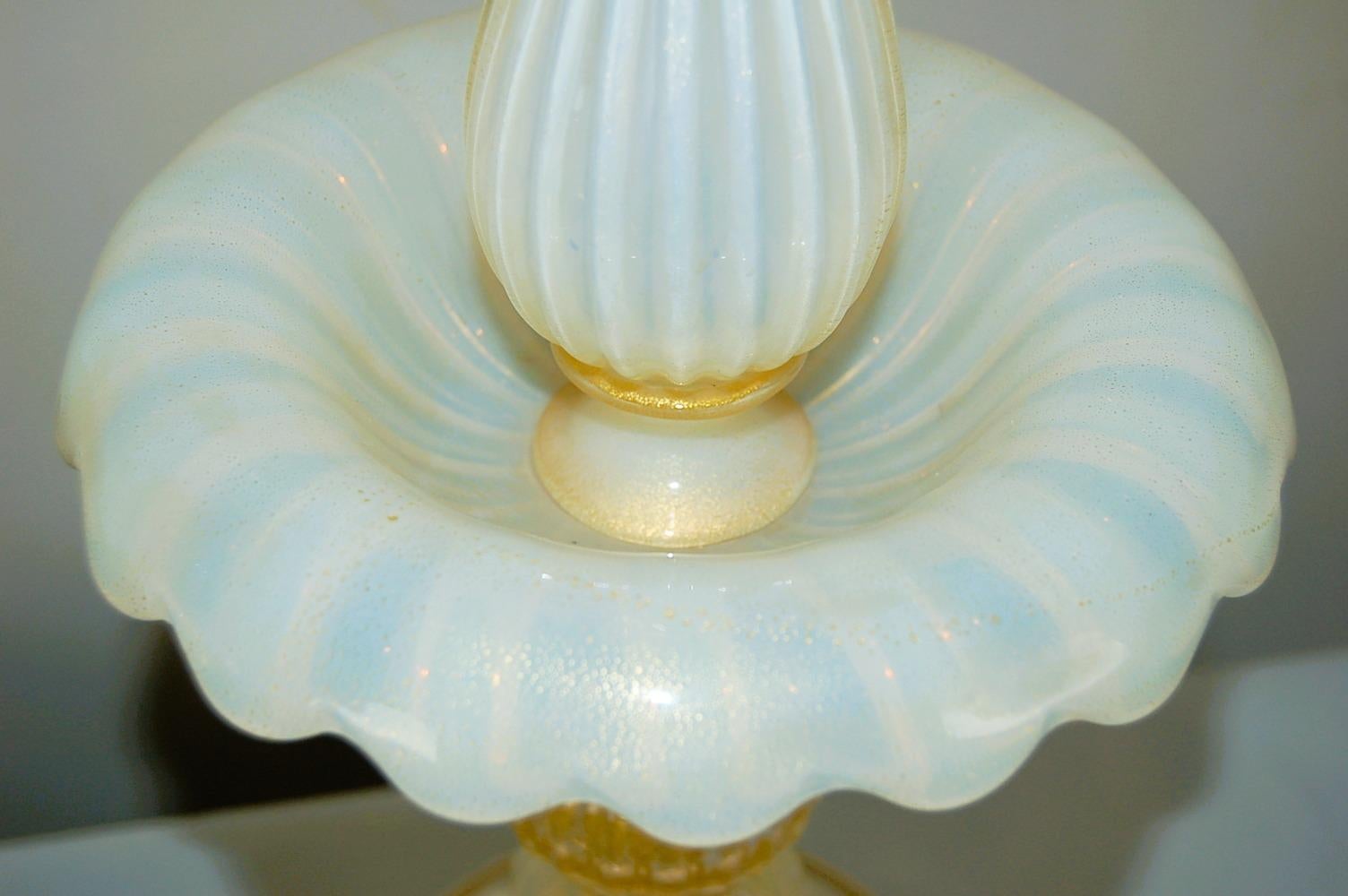 Lampes de table Epergne en verre opalin de Murano, blanc/or en vente 3