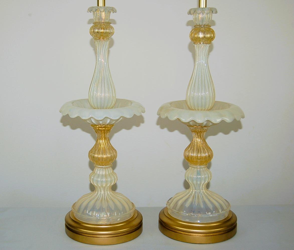 Mid-Century Modern Lampes de table Epergne en verre opalin de Murano, blanc/or en vente