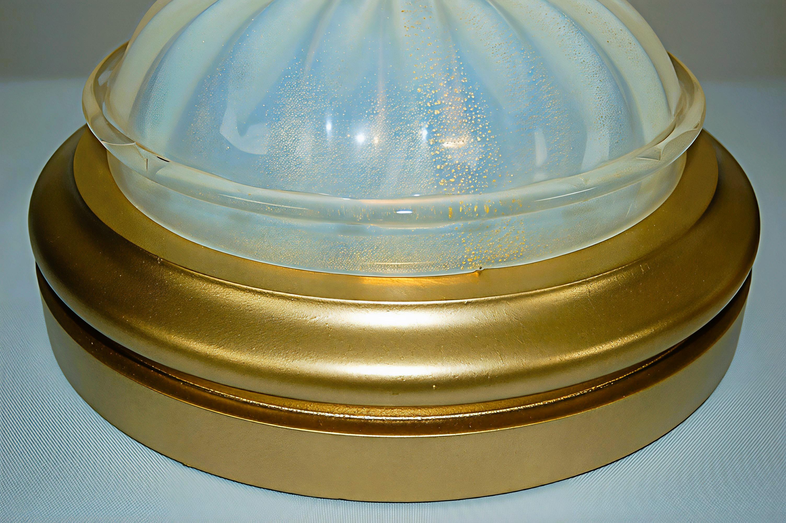 italien Lampes de table Epergne en verre opalin de Murano, blanc/or en vente