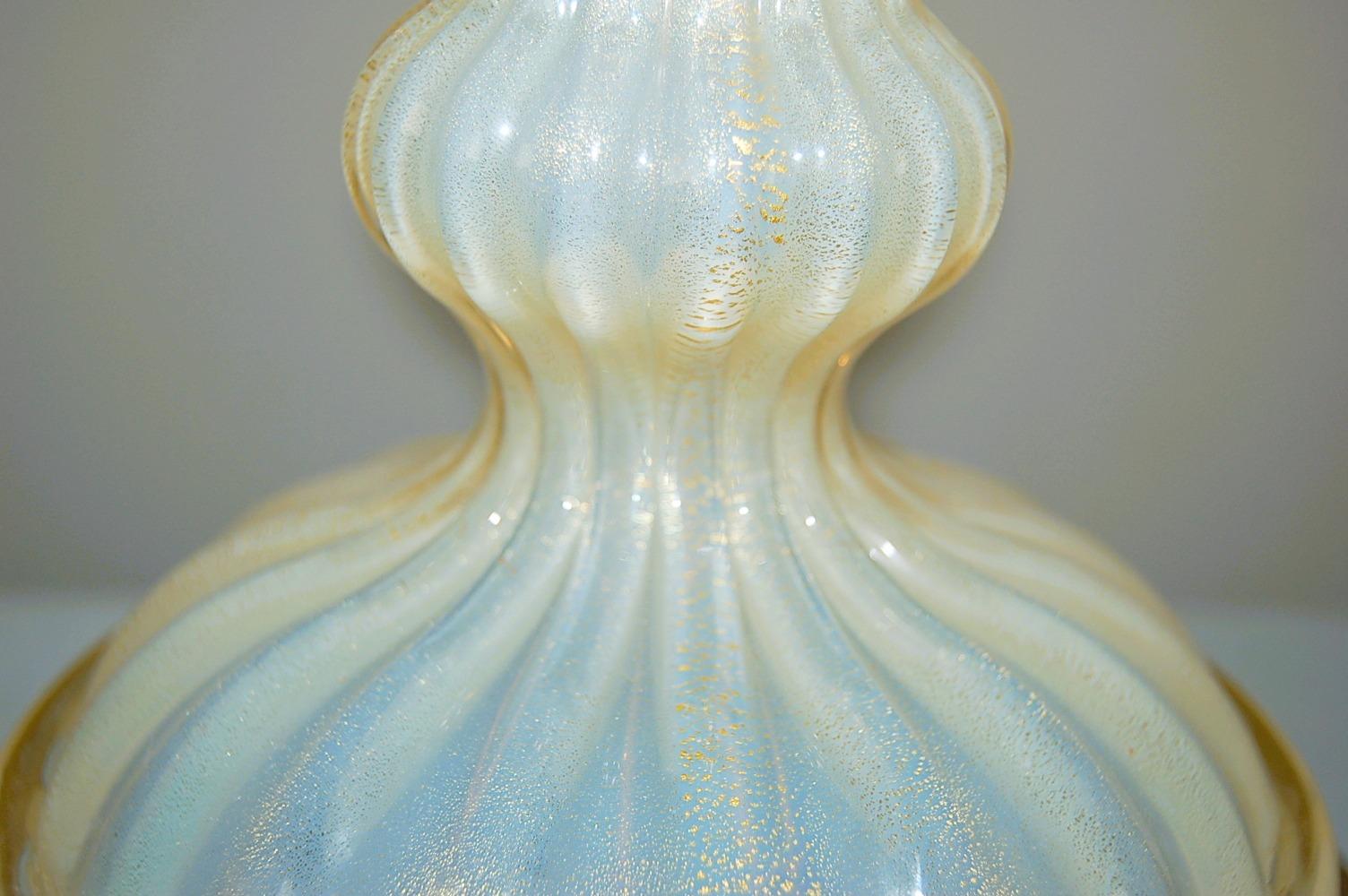Lampes de table Epergne en verre opalin de Murano, blanc/or Bon état - En vente à Smyrna, GA