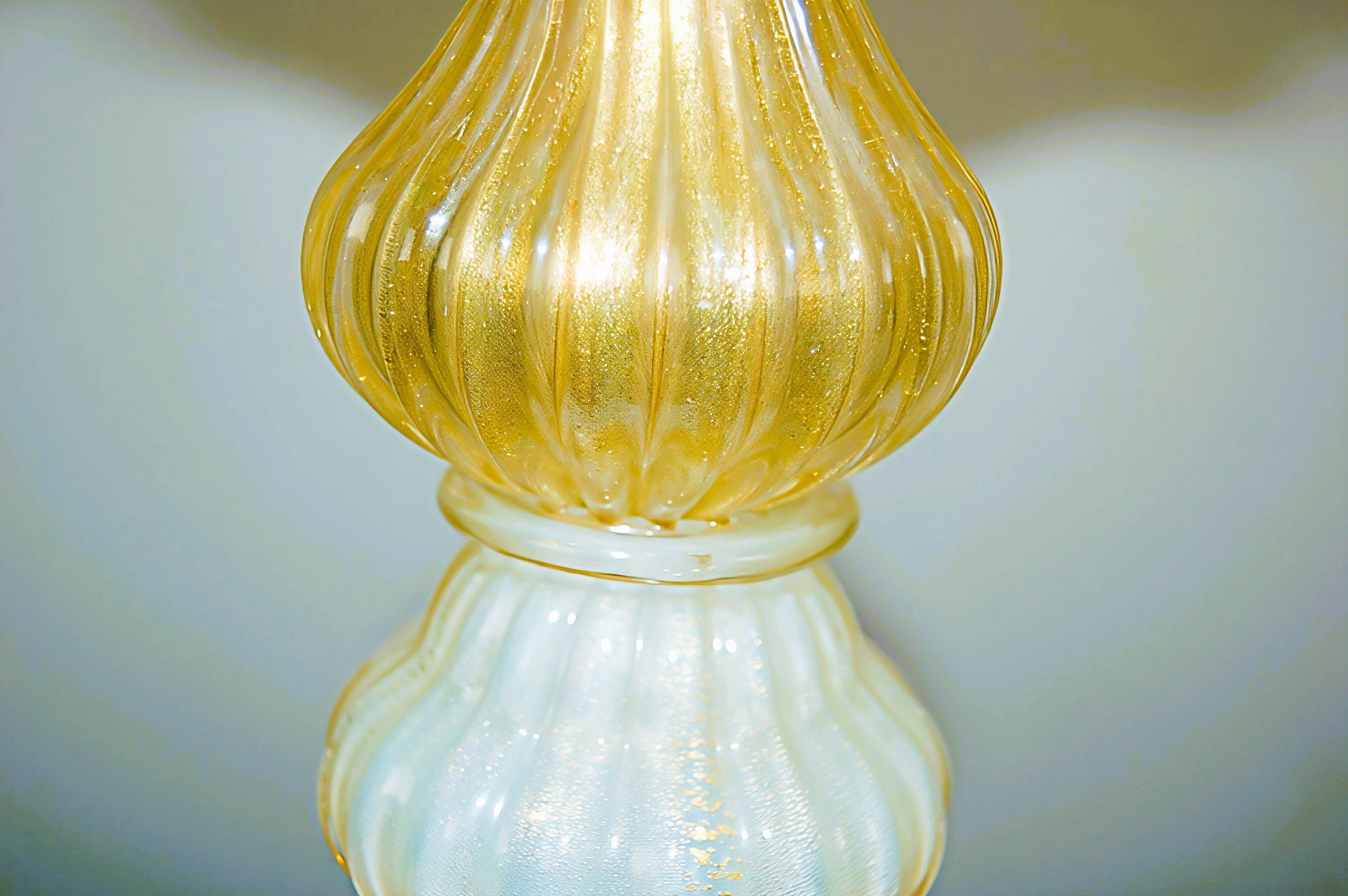 20ième siècle Lampes de table Epergne en verre opalin de Murano, blanc/or en vente