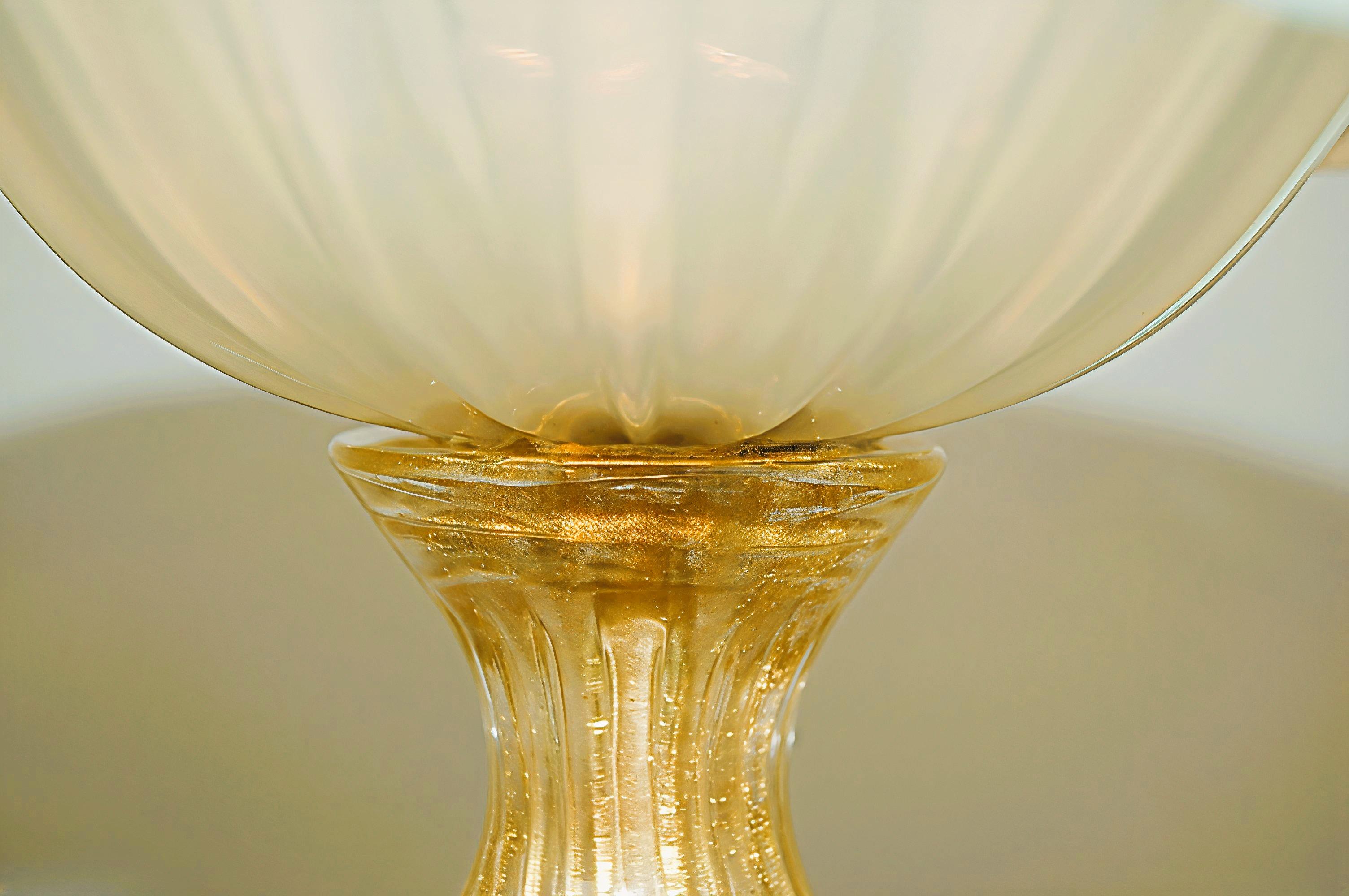 Verre brun Lampes de table Epergne en verre opalin de Murano, blanc/or en vente