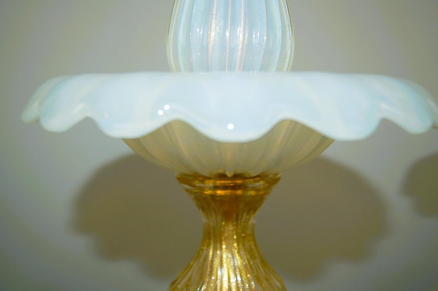 Lampes de table Epergne en verre opalin de Murano, blanc/or en vente 1