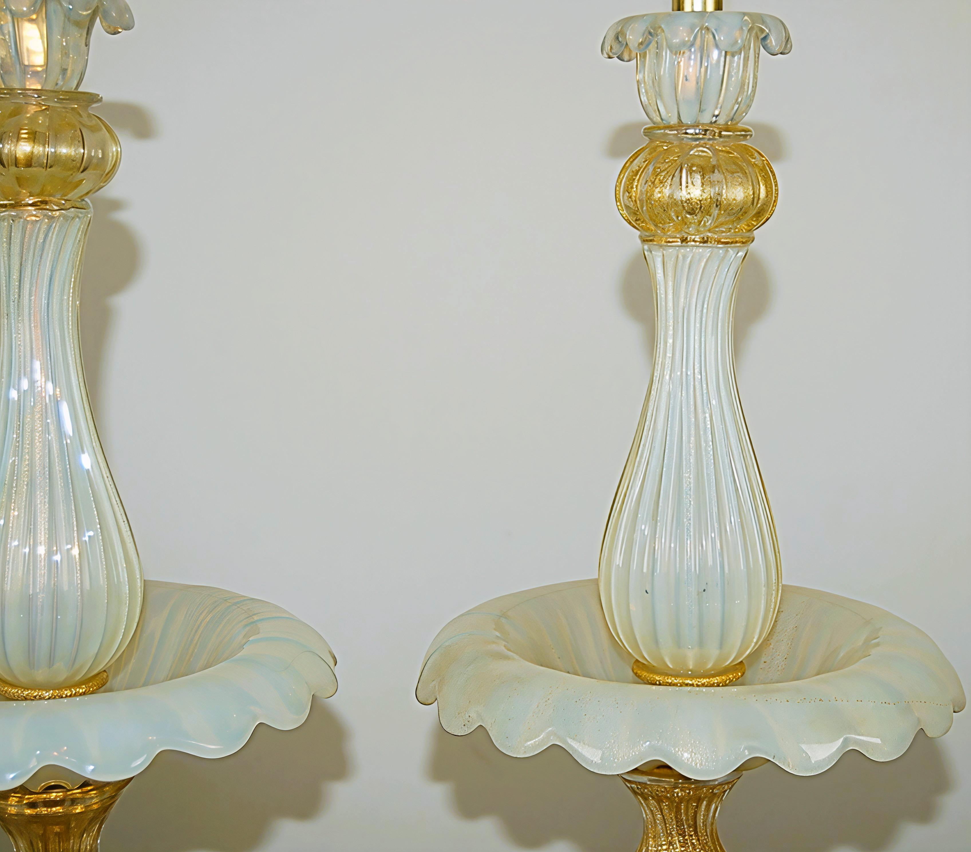 Lampes de table Epergne en verre opalin de Murano, blanc/or en vente 2