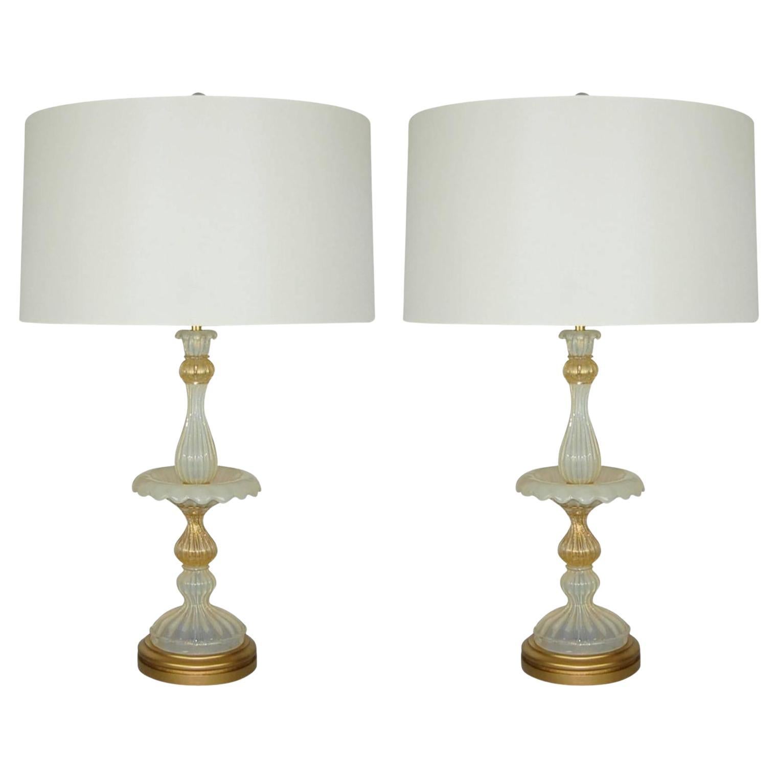 Lampes de table Epergne en verre opalin de Murano, blanc/or en vente