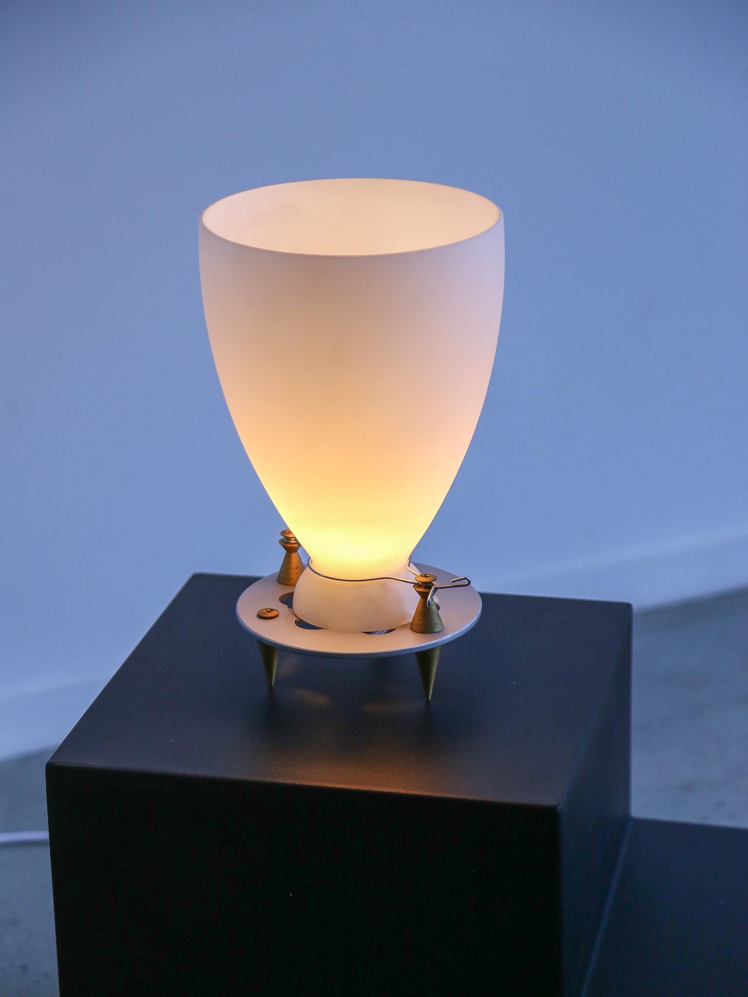 Mid-Century Modern Lampe de bureau en verre opalin de Murano par Umberto Riva pour Fontana Arte en vente