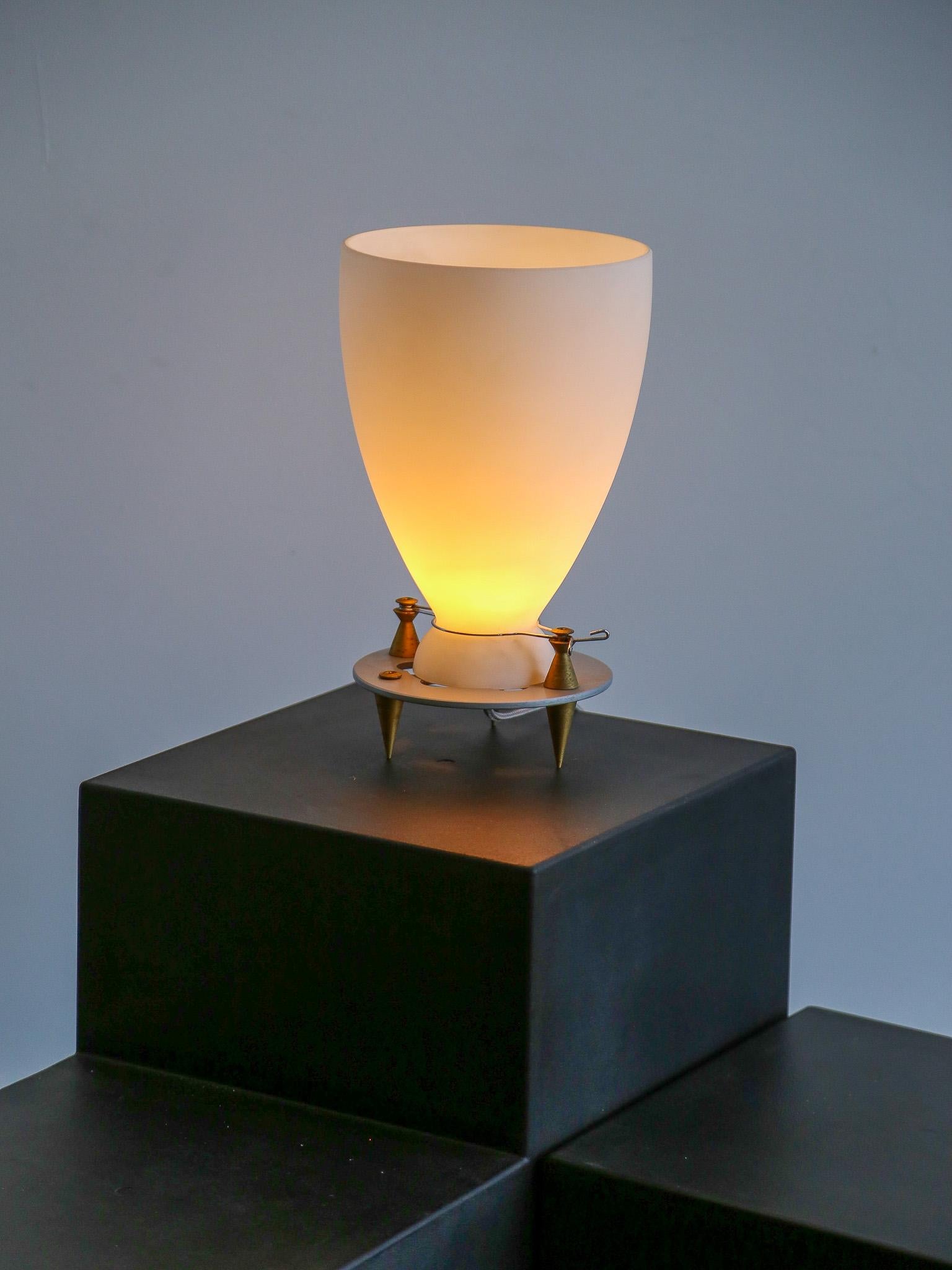 italien Lampe de bureau en verre opalin de Murano par Umberto Riva pour Fontana Arte en vente