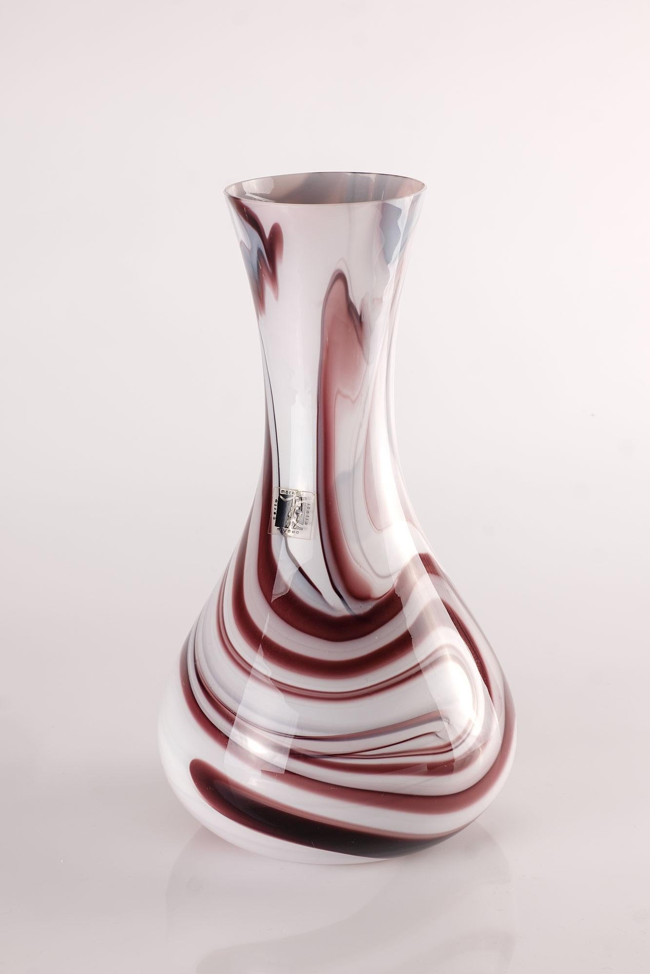 Splendid large Murano Glass vase from Carlo Moretti crafted in the 1980s.
Beautiful design in purple and white.
Original label.