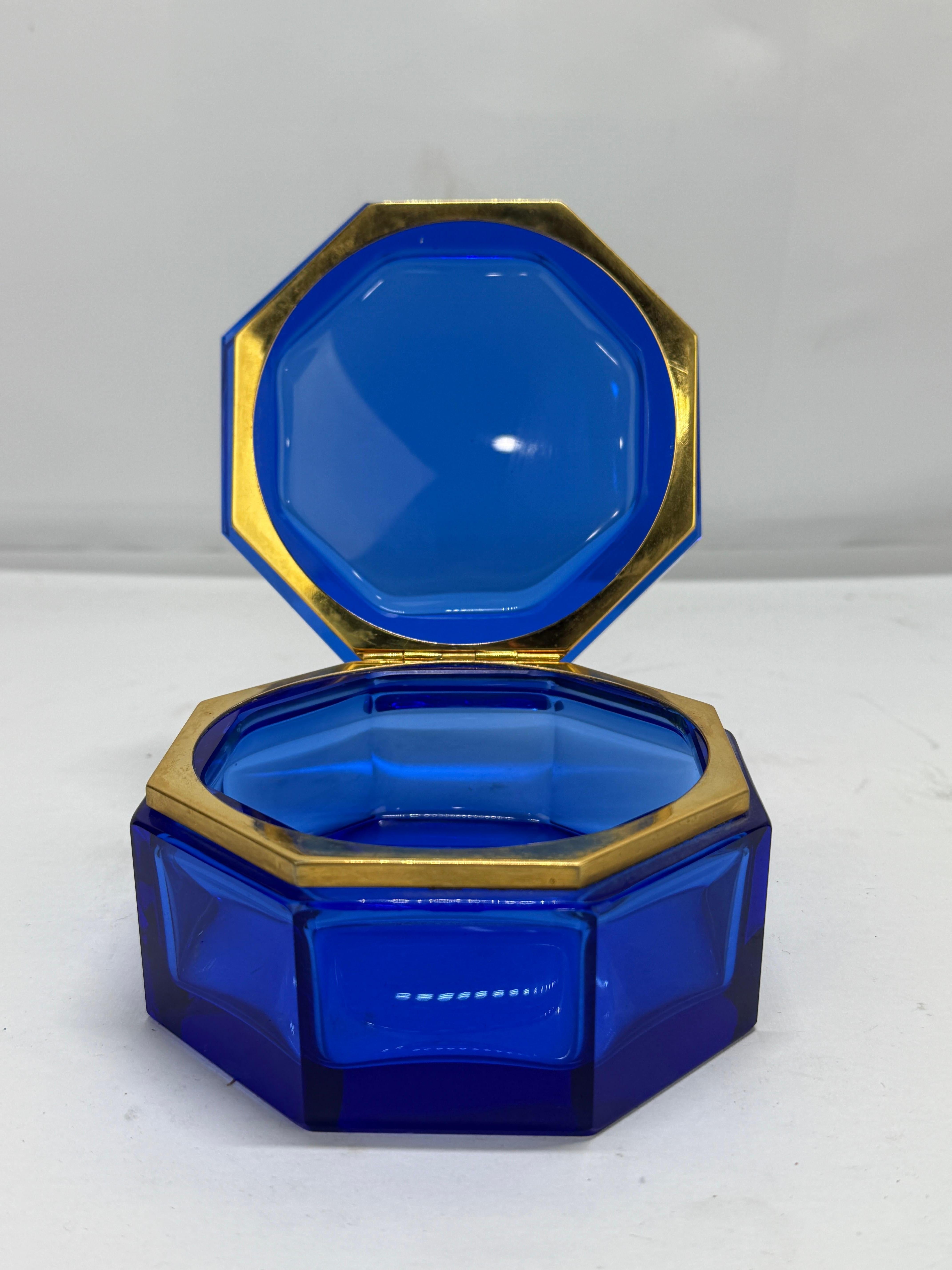 Remarquable coffret en verre bleu cobalt du milieu du XXe siècle, probablement de fabrication italienne Murano ou française Studio, de forme octogonale avec des facettes nettes et planes sur le couvercle et les côtés. Le corps est soufflé et