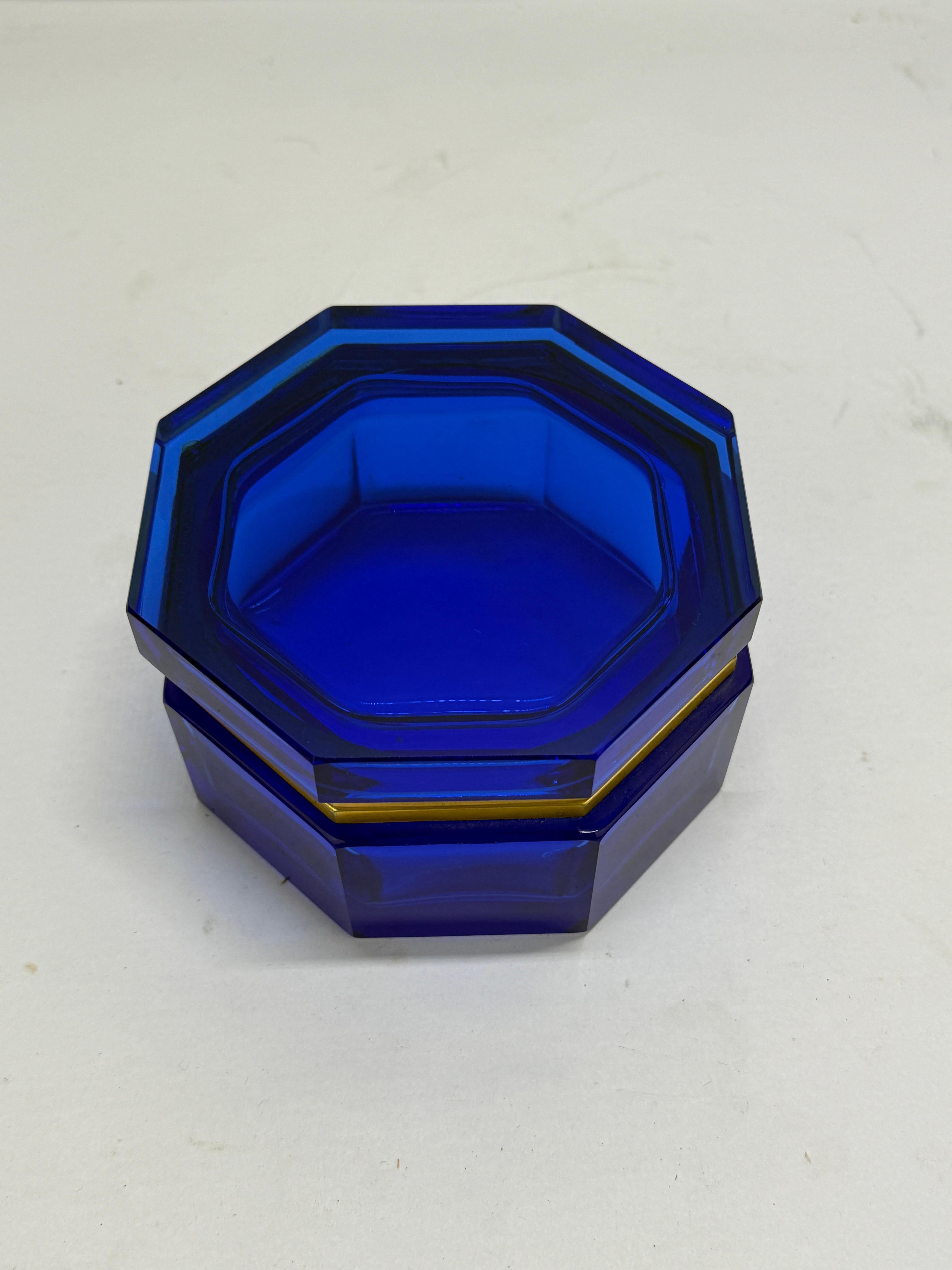 Français Coffret octogonal en verre bleu cobalt de Murano ou de France, vers 1960-1980 en vente