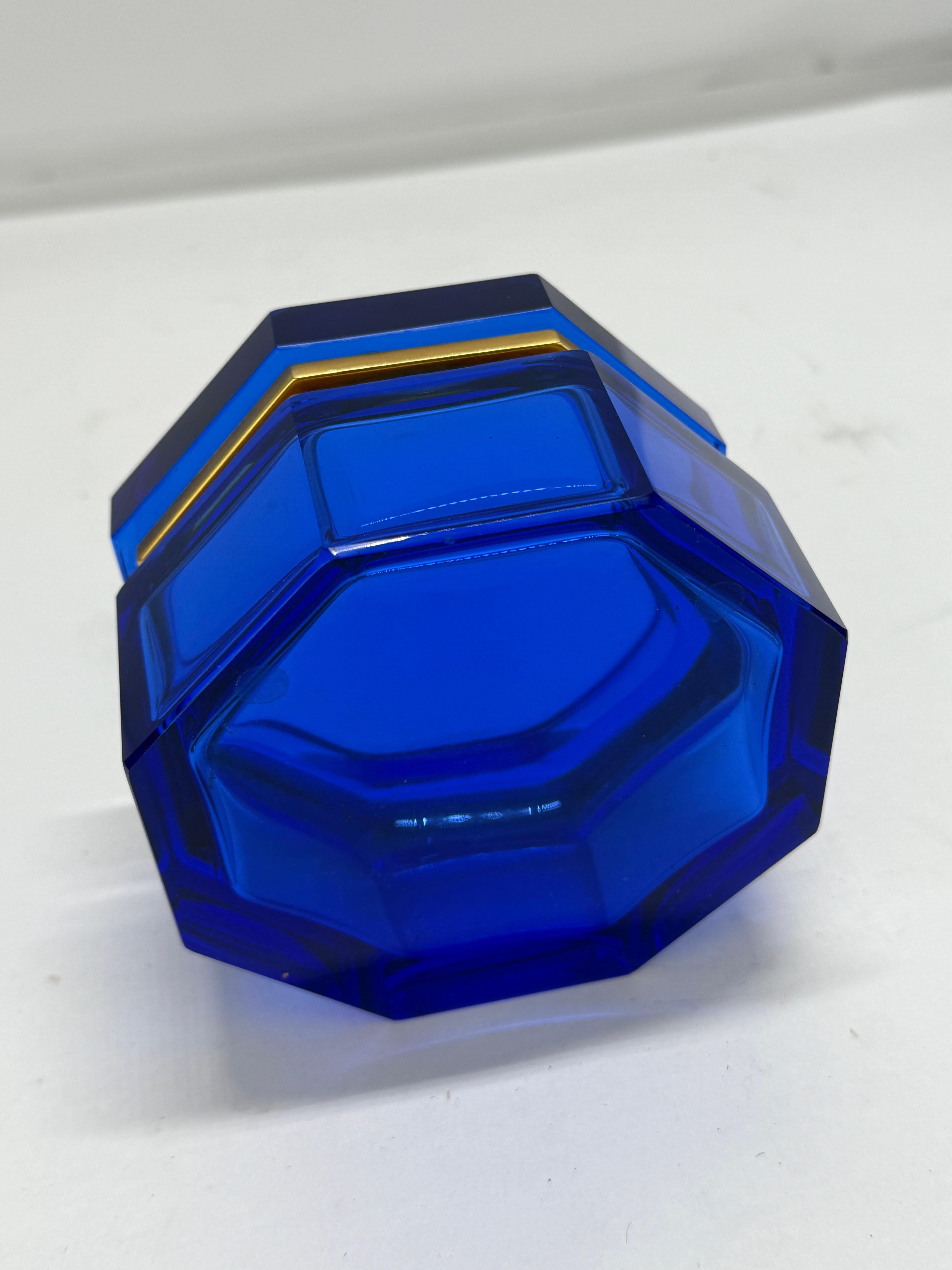 Coffret octogonal en verre bleu cobalt de Murano ou de France, vers 1960-1980 Bon état - En vente à Atlanta, GA