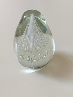 Presse-papier ou sculpture décorative en forme d'œuf, en verre soufflé de Murano ou de style scandinave.
