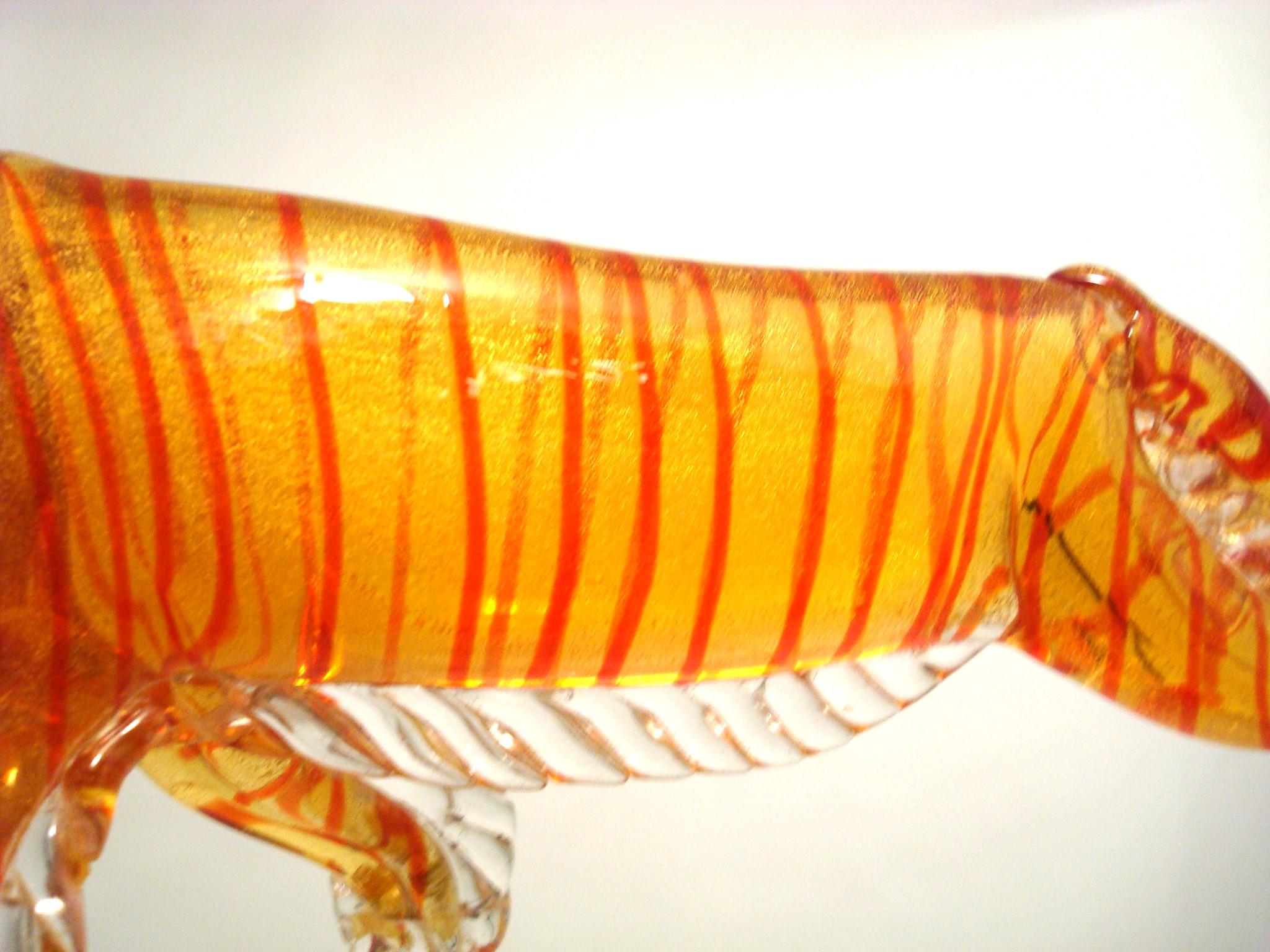 Italienische Tigerfigur-Skulptur aus Murano-Kunstglas mit orangefarbenen und goldenen Flecken aus Muranoglas im Angebot 6