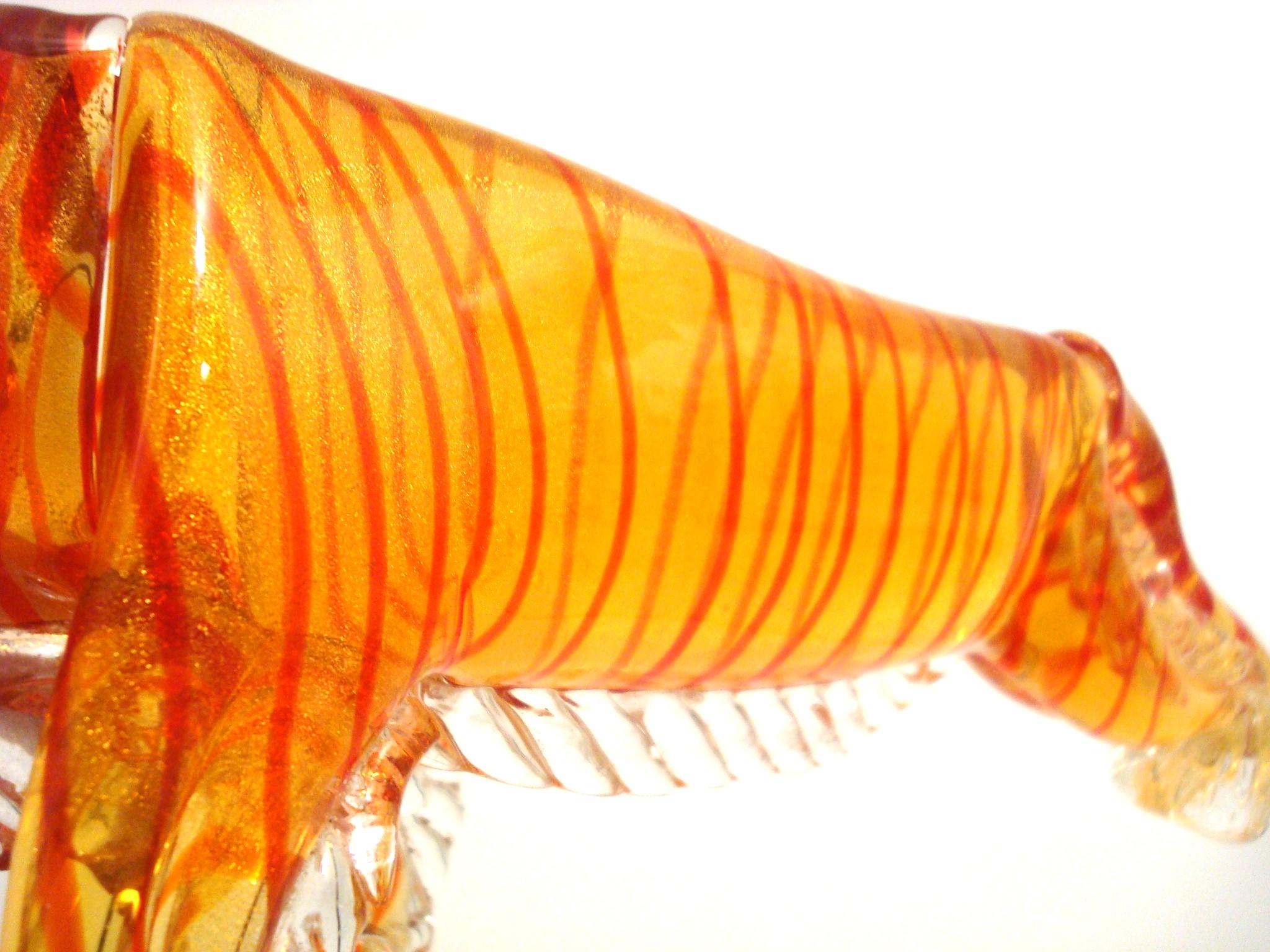 Italienische Tigerfigur-Skulptur aus Murano-Kunstglas mit orangefarbenen und goldenen Flecken aus Muranoglas im Angebot 7