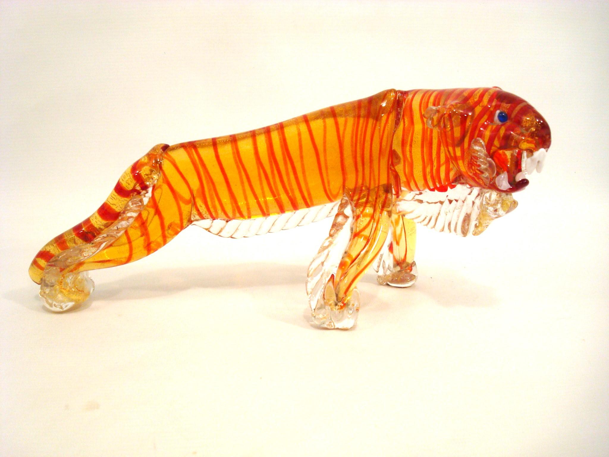 Seltene große italienische Murano-Kunstglas-Skulptur Roaring Tiger.
Von Alfredo Barbini, 1950er Jahre.
Große Murano mundgeblasenen Orange und Gold Flecken Kunst Glas Tiger Skulptur. Die Figur ist gut detailliert, hat die Ohren nach hinten gerichtet,