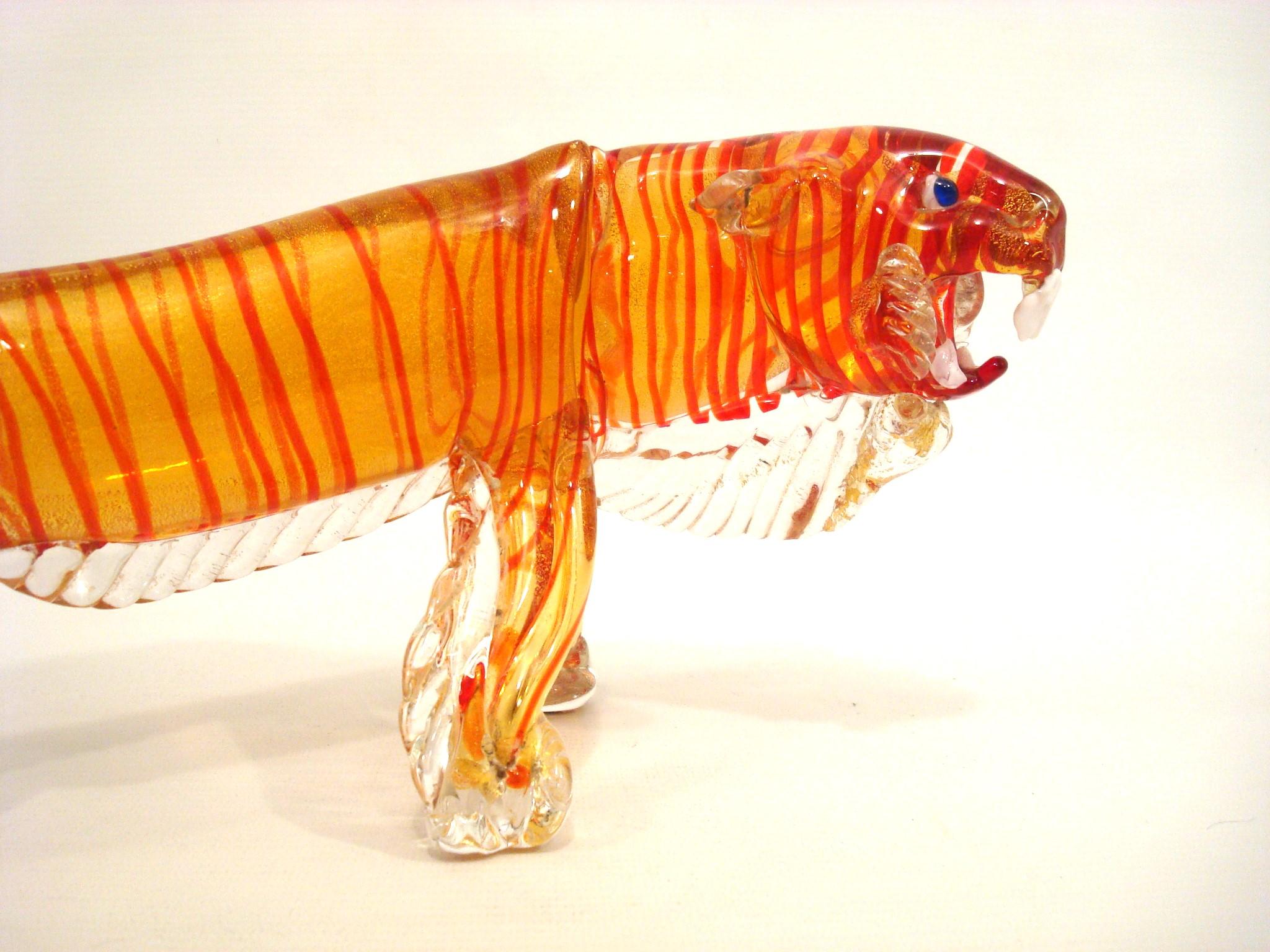 Italienische Tigerfigur-Skulptur aus Murano-Kunstglas mit orangefarbenen und goldenen Flecken aus Muranoglas (Moderne der Mitte des Jahrhunderts) im Angebot