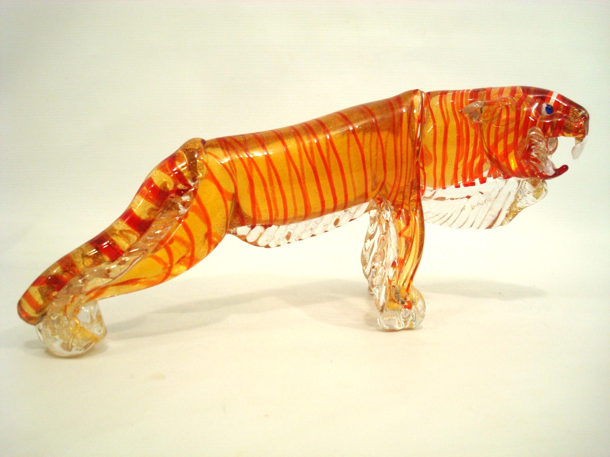 Italienische Tigerfigur-Skulptur aus Murano-Kunstglas mit orangefarbenen und goldenen Flecken aus Muranoglas (Handgefertigt) im Angebot