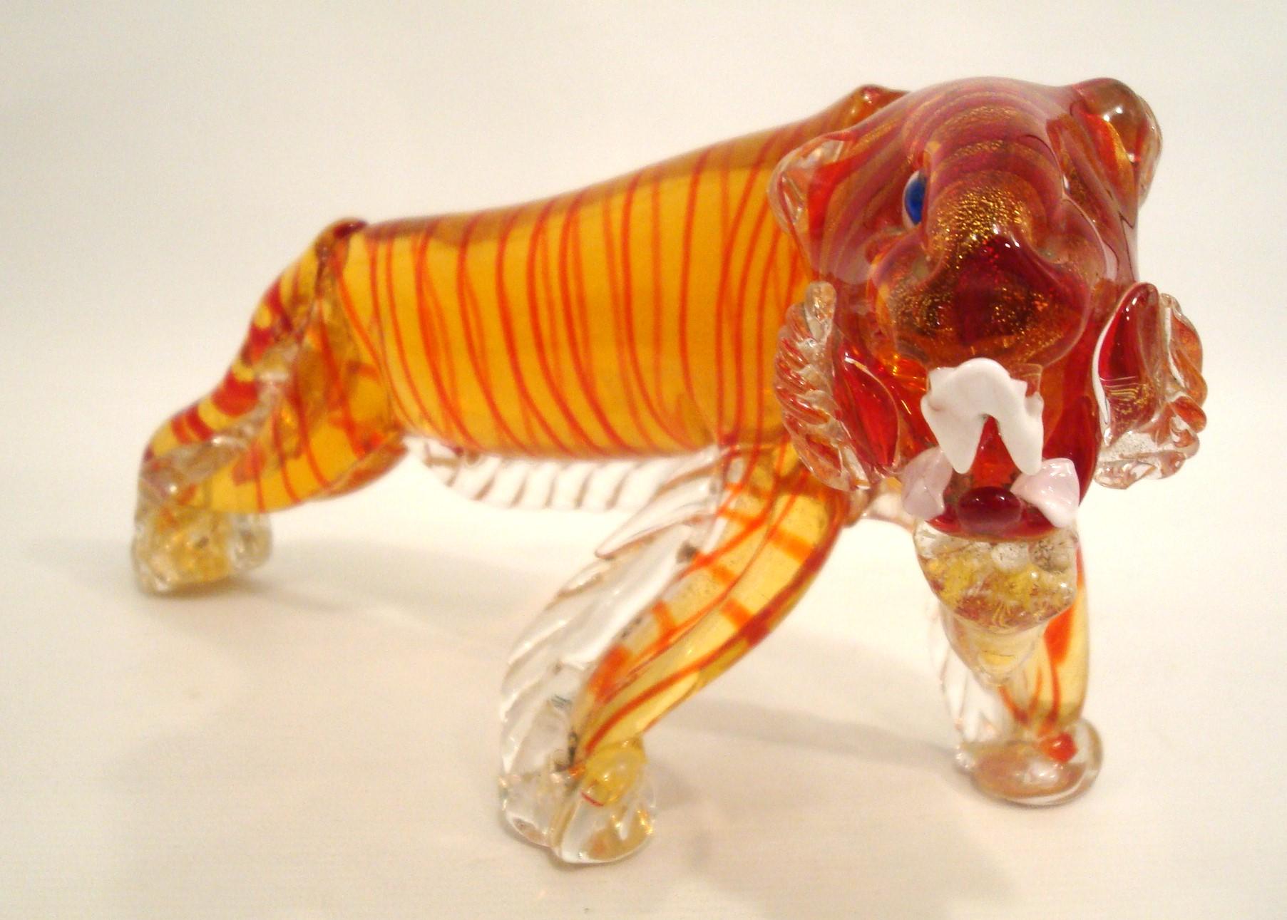 Italienische Tigerfigur-Skulptur aus Murano-Kunstglas mit orangefarbenen und goldenen Flecken aus Muranoglas (20. Jahrhundert) im Angebot