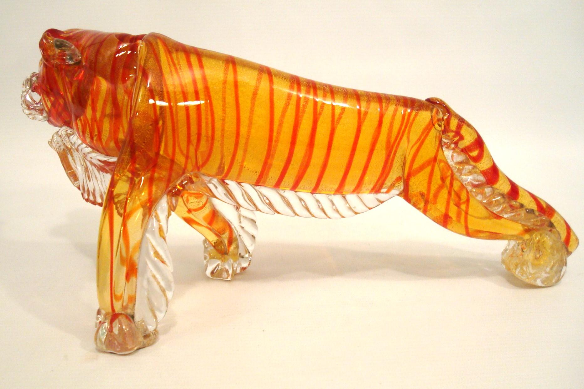 Italienische Tigerfigur-Skulptur aus Murano-Kunstglas mit orangefarbenen und goldenen Flecken aus Muranoglas im Angebot 1