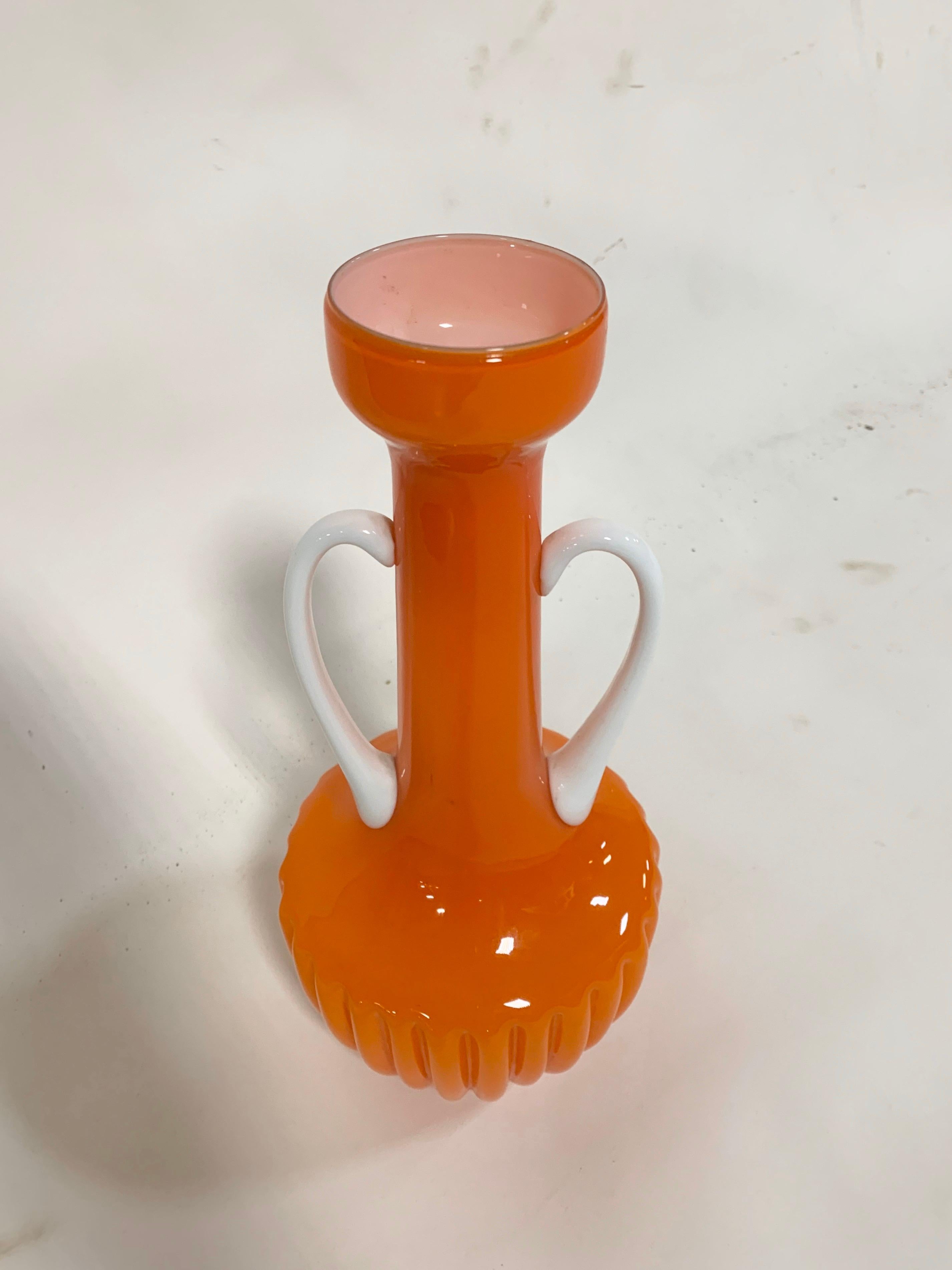 Mid-Century moderno Vaso con manico in vetro incamiciato arancione di Murano in vendita