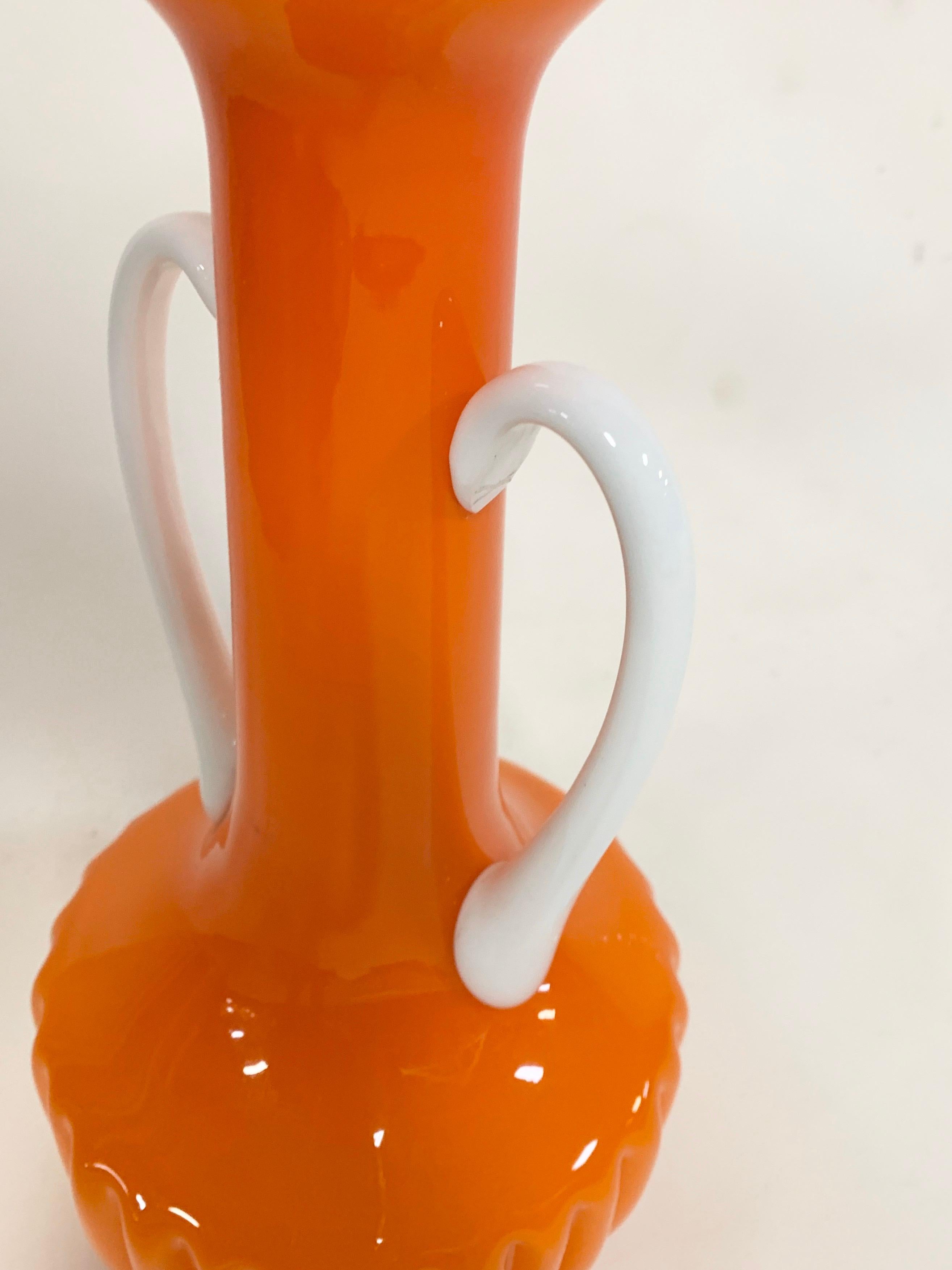 Italiano Vaso con manico in vetro incamiciato arancione di Murano in vendita