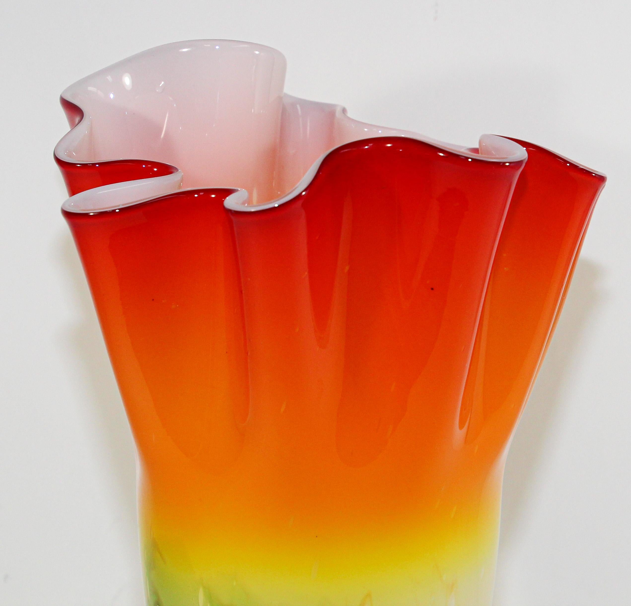 Mid-Century moderno Vaso con piede arancione di Murano Fazzoletto a forma libera in vendita