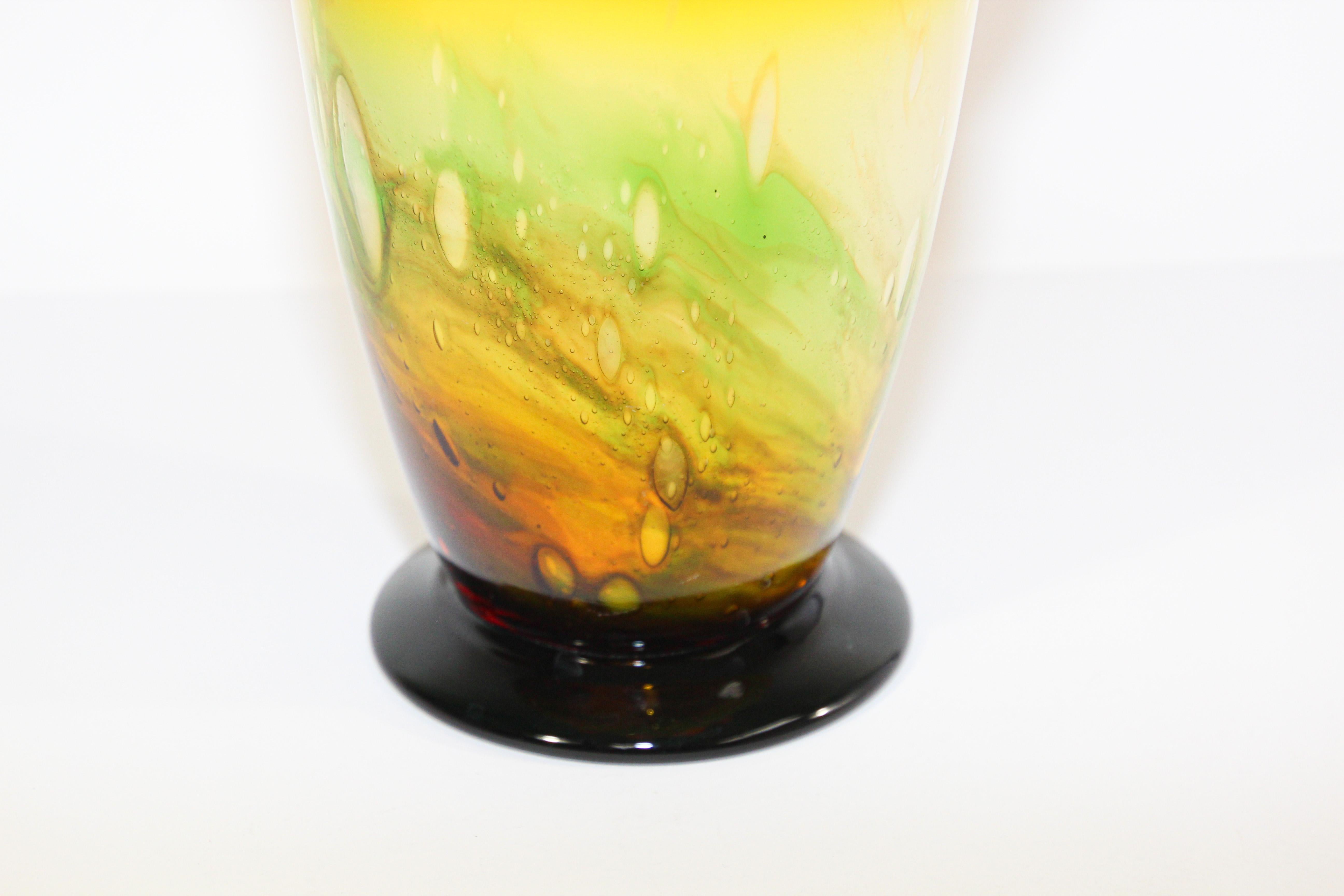 Italiano Vaso con piede arancione di Murano Fazzoletto a forma libera in vendita