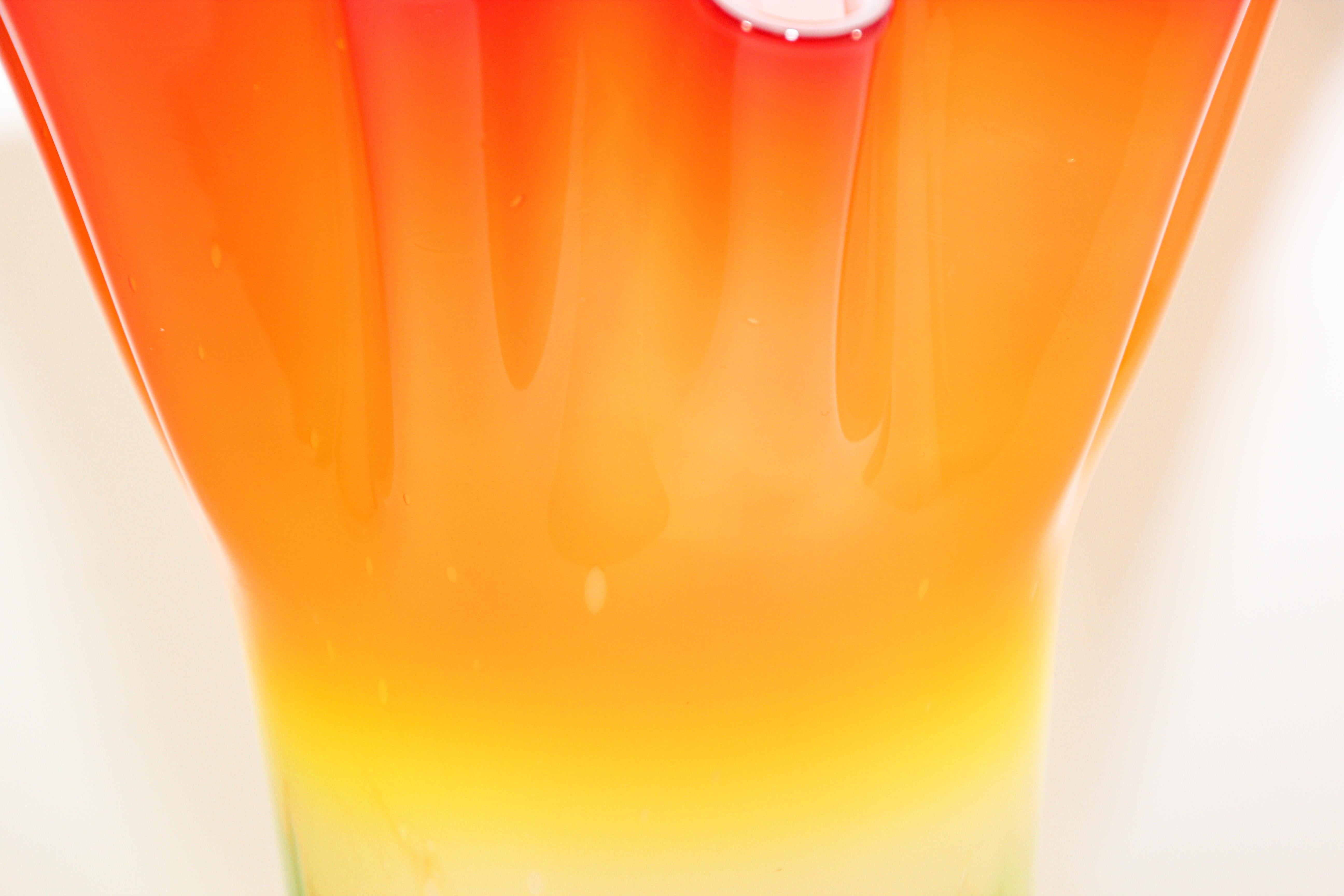 Verre brun Vase à pieds orange de Murano - Mouchoir à main de forme libre en vente