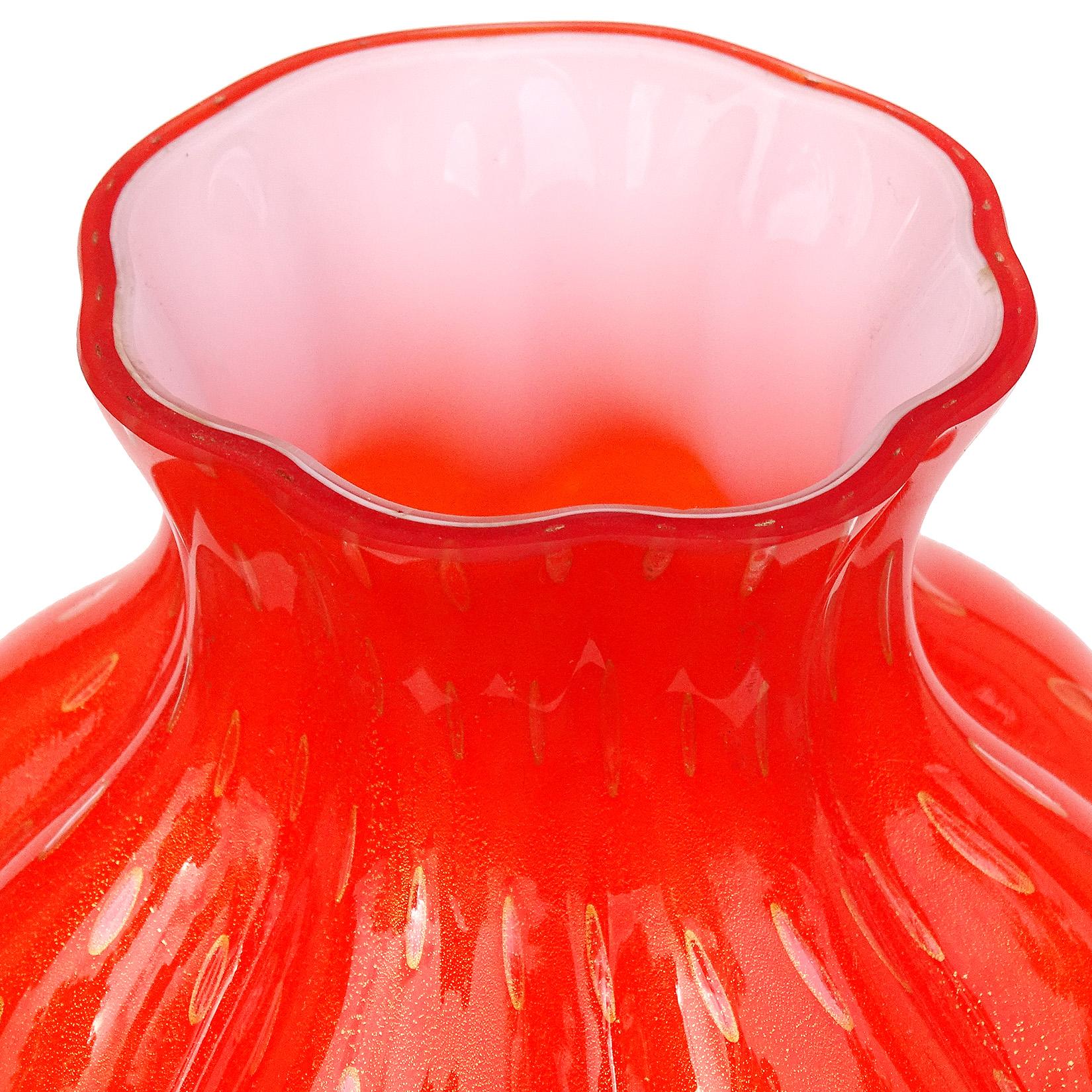 Bellissimo vaso alto in vetro artistico italiano di Murano soffiato a mano di colore arancione cachi, con bolle controllate e macchie d'oro. Realizzato con la tecnica del 