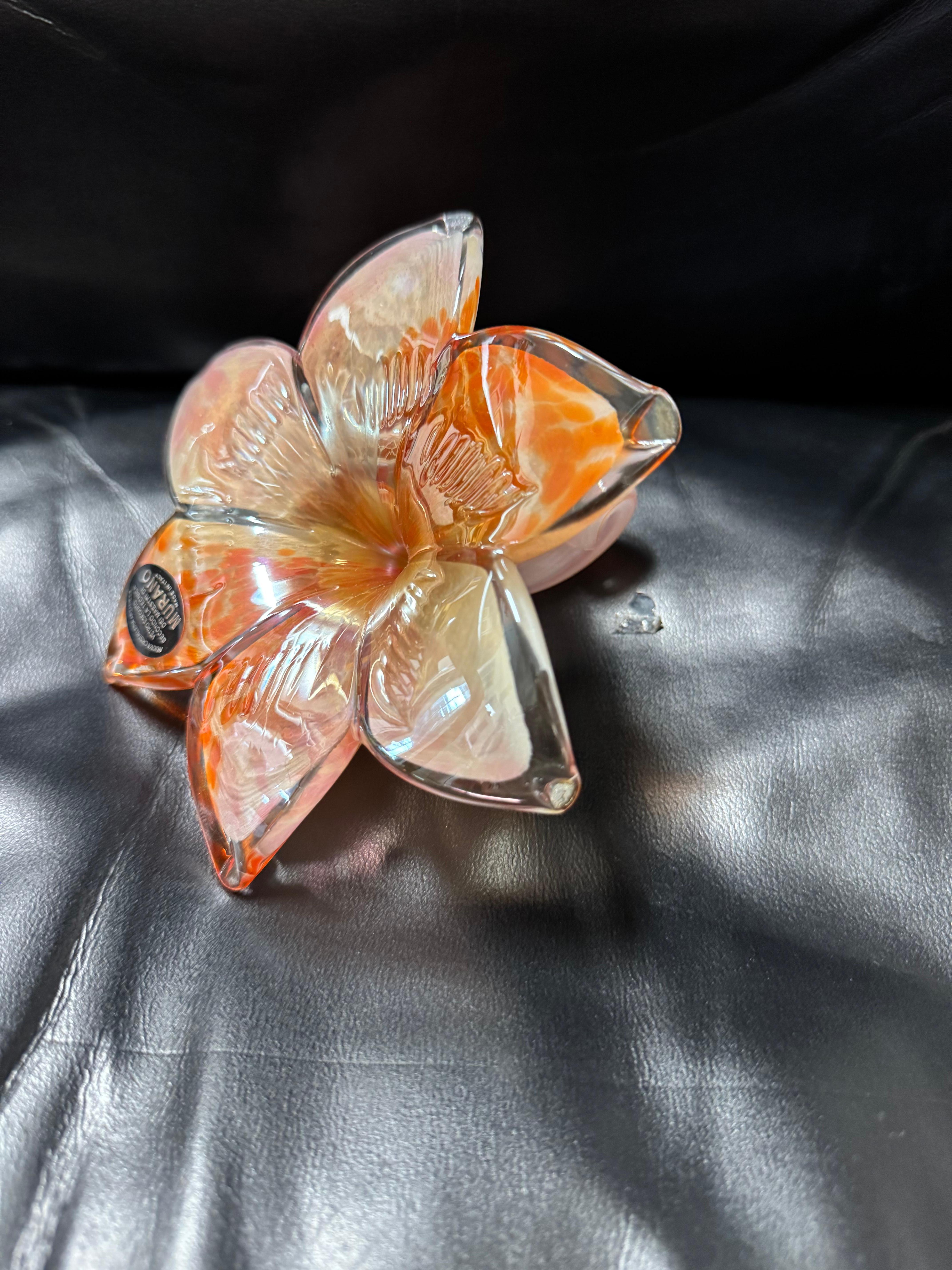 Questo fiore è soffiato a mano.
È stato realizzato a Murano, in Italia. 
È una girella arancione con 3 petali.
È un ottimo regalo.