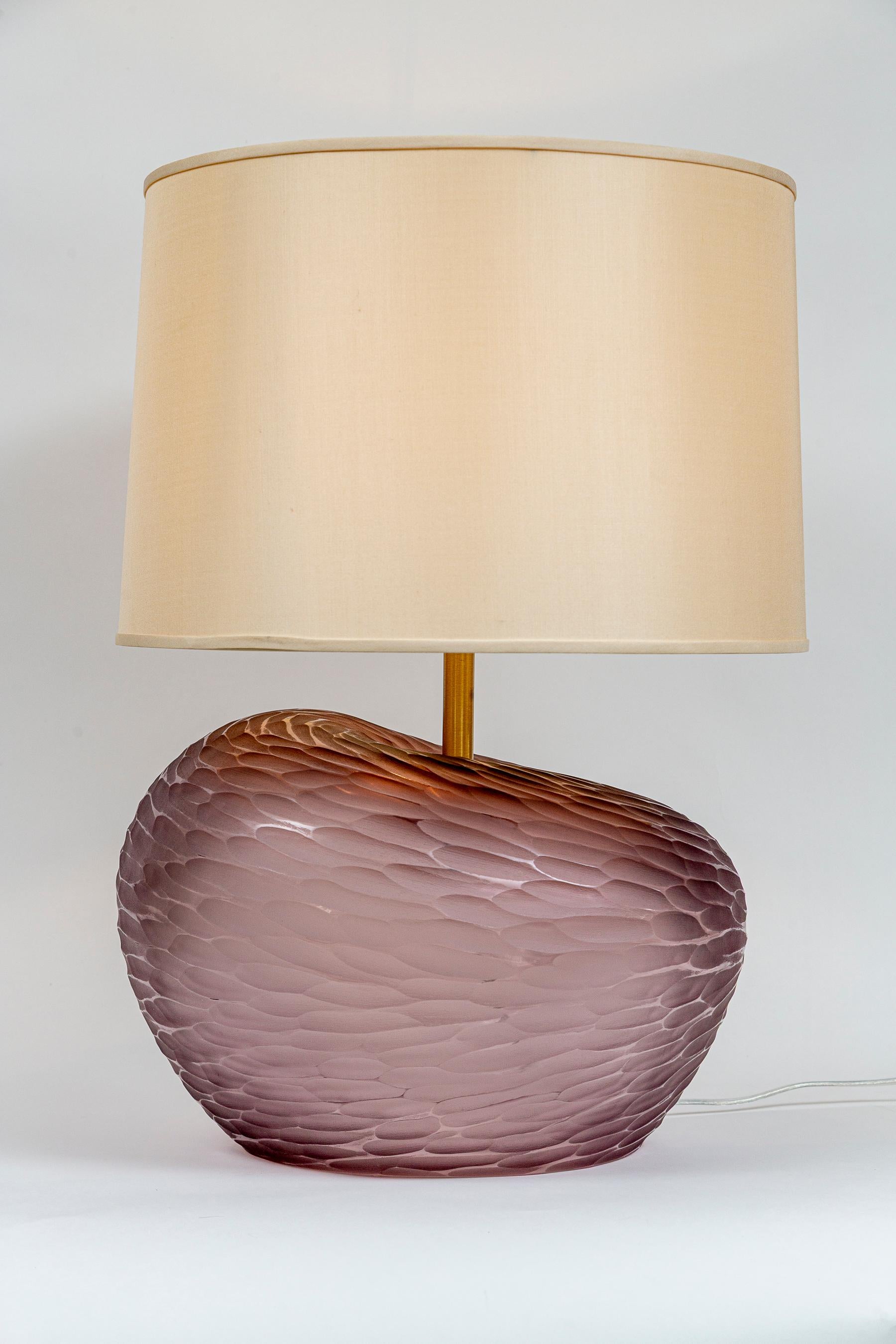 Una bella escultura  forma de vidrio soplado con diseño mate cepillado a mano.  Lámparas de latón cepillado y se venden con pantallas a elegir.

Iluminada con una bombilla LED E26 cálida de la potencia que desees.

Origen: Murano, Italia

Citas: