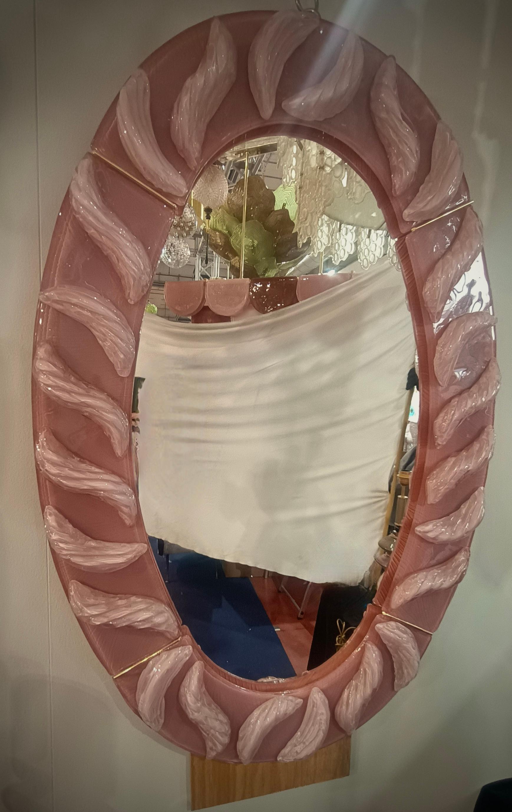 Mid-Century Modern Console / miroir mural ovale en verre d'art rose de Murano et laiton du milieu du siècle dernier, 2020 en vente