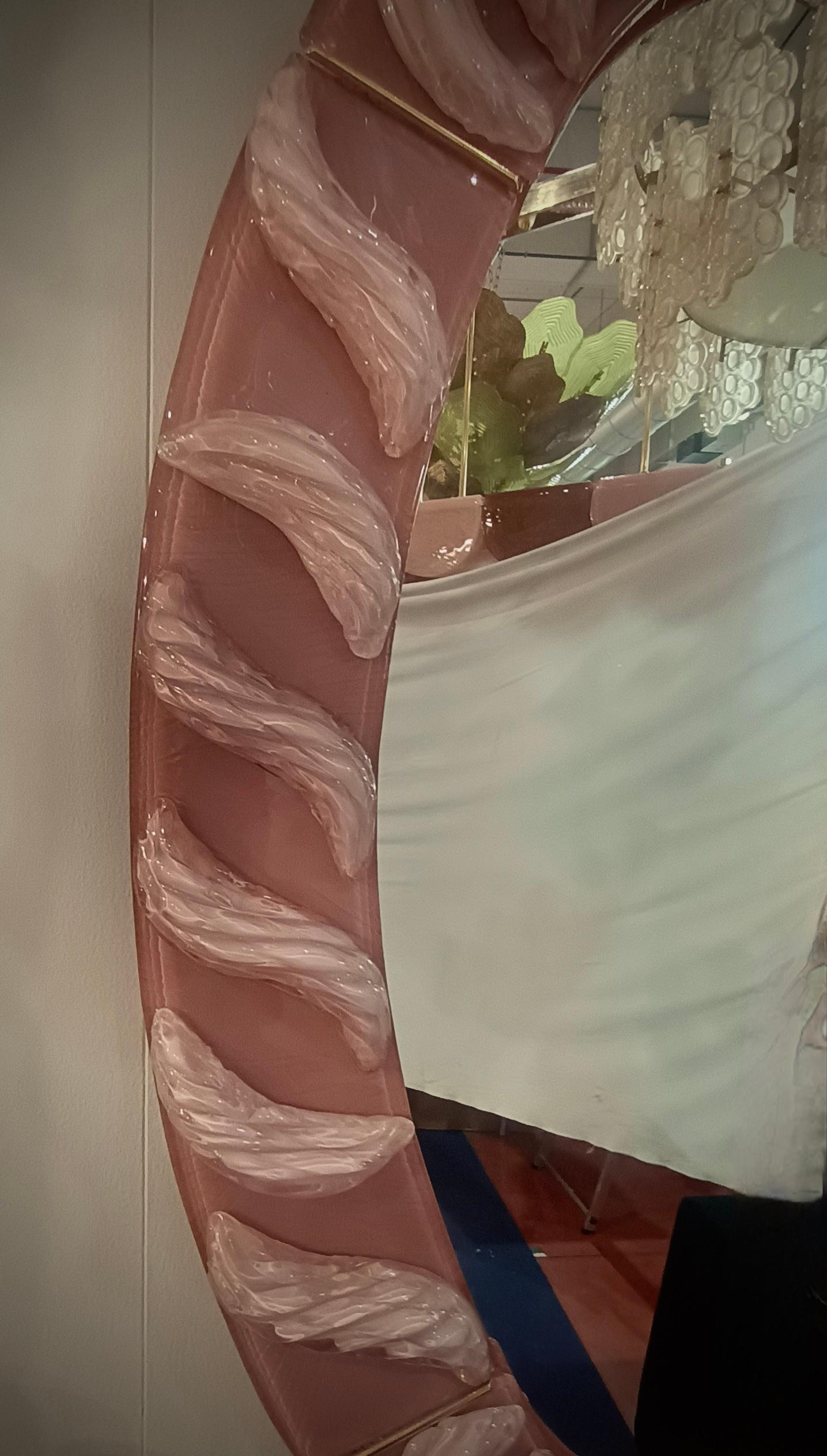 italien Console / miroir mural ovale en verre d'art rose de Murano et laiton du milieu du siècle dernier, 2020 en vente