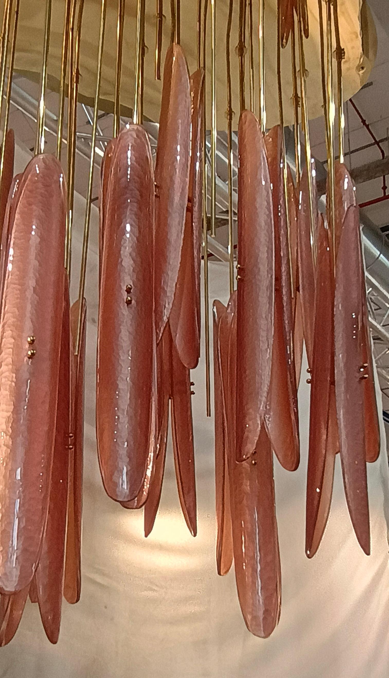 Lampadari e pendenti ovali in vetro artistico rosa di Murano e ottone del Medioevo, 2020 In condizioni buone in vendita a Rome, IT