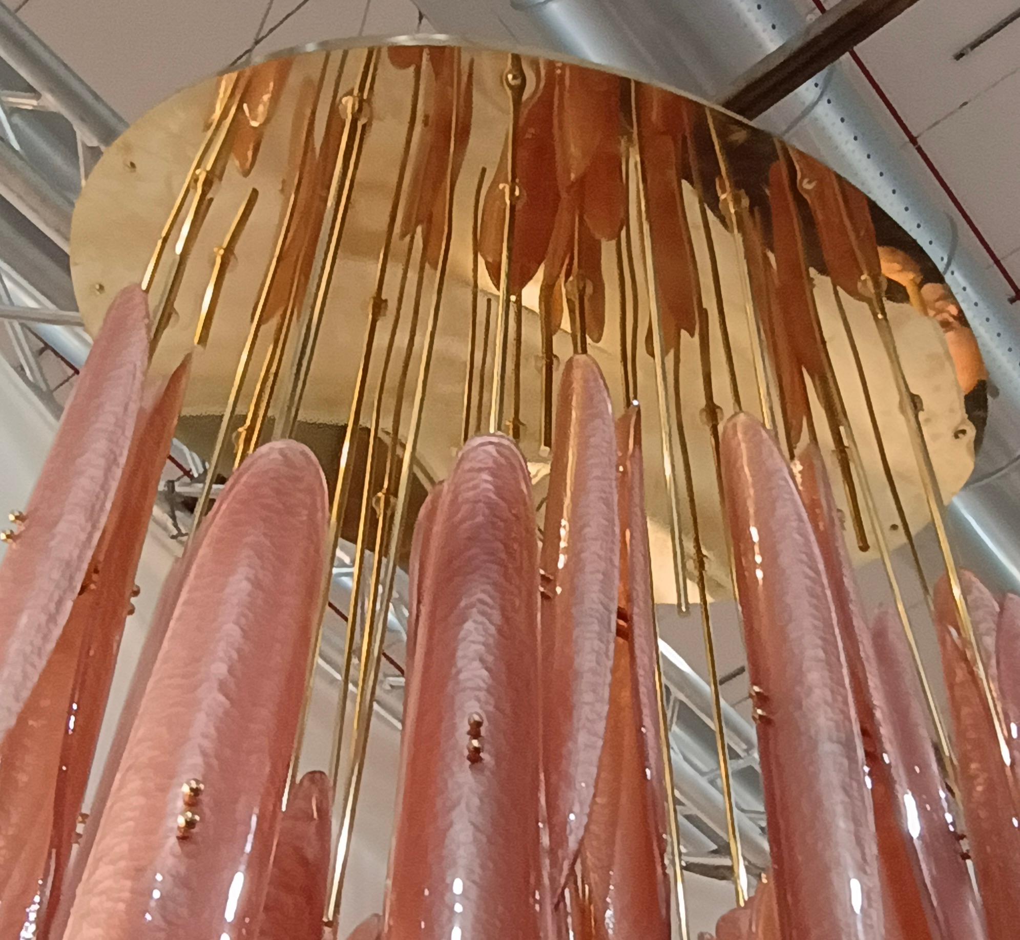 Ottone Lampadari e pendenti ovali in vetro artistico rosa di Murano e ottone del Medioevo, 2020 in vendita