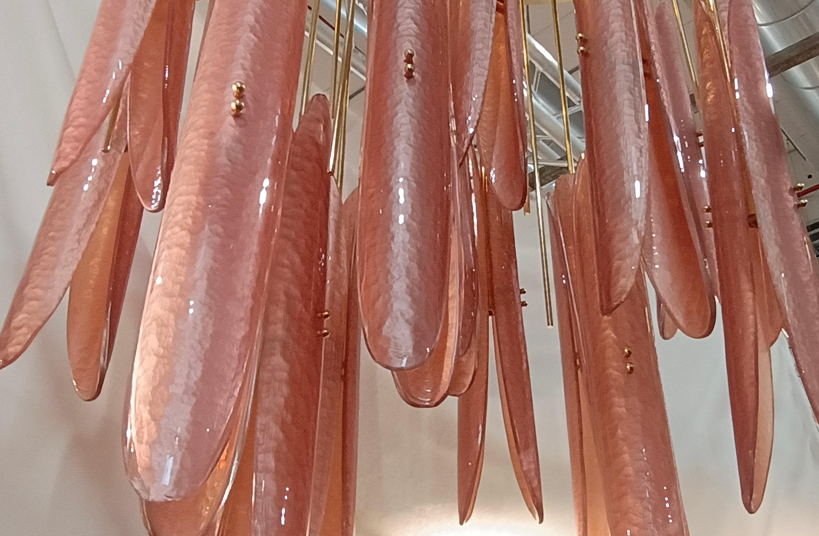 Lampadari e pendenti ovali in vetro artistico rosa di Murano e ottone del Medioevo, 2020 in vendita 1