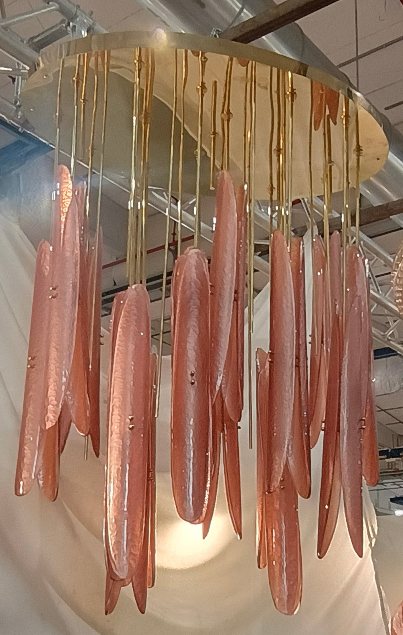 Lustres et pendentifs ovales du milieu du siècle en verre d'art rose et laiton de Murano, 2020 en vente