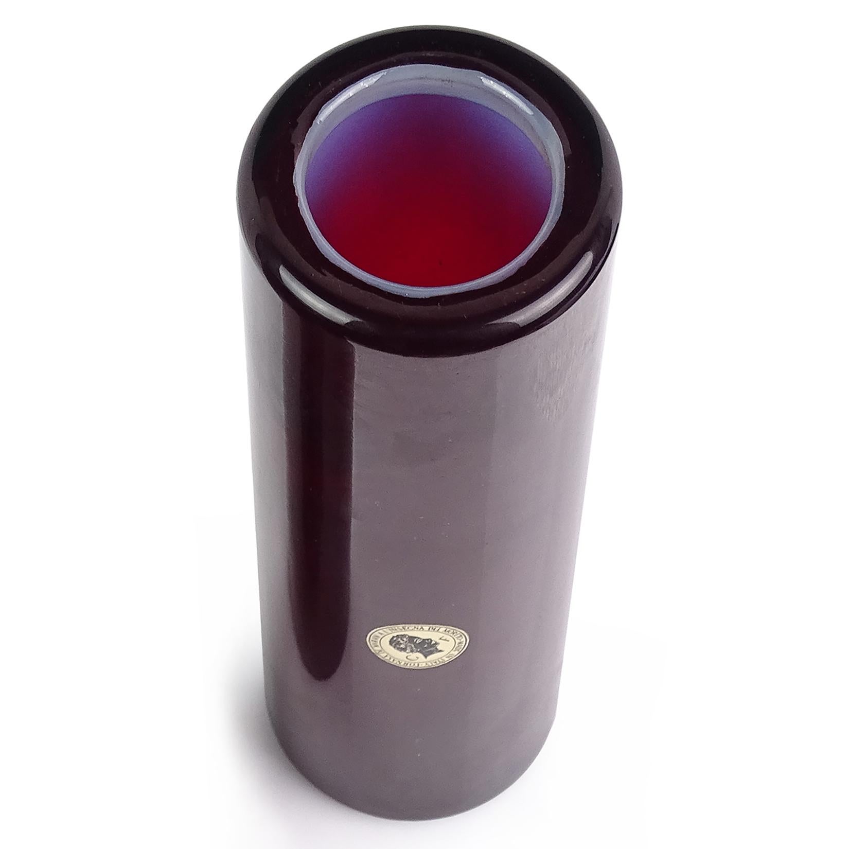 Bellissimo vaso vintage di Murano soffiato a mano in rosso sangue scuro e bianco opalescente. Documentato al designer Galliano Ferro per l'azienda Fornasa De Murano A L'Insegna Del Moreto. L'etichetta originale e intatta è ancora attaccata al lato