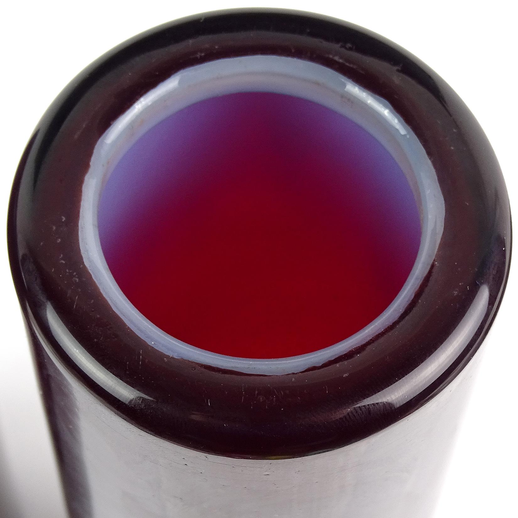 Mid-Century moderno Vaso di vetro artistico italiano rotondo a cilindro di Murano rosso sangue di bue bianco opalescente in vendita
