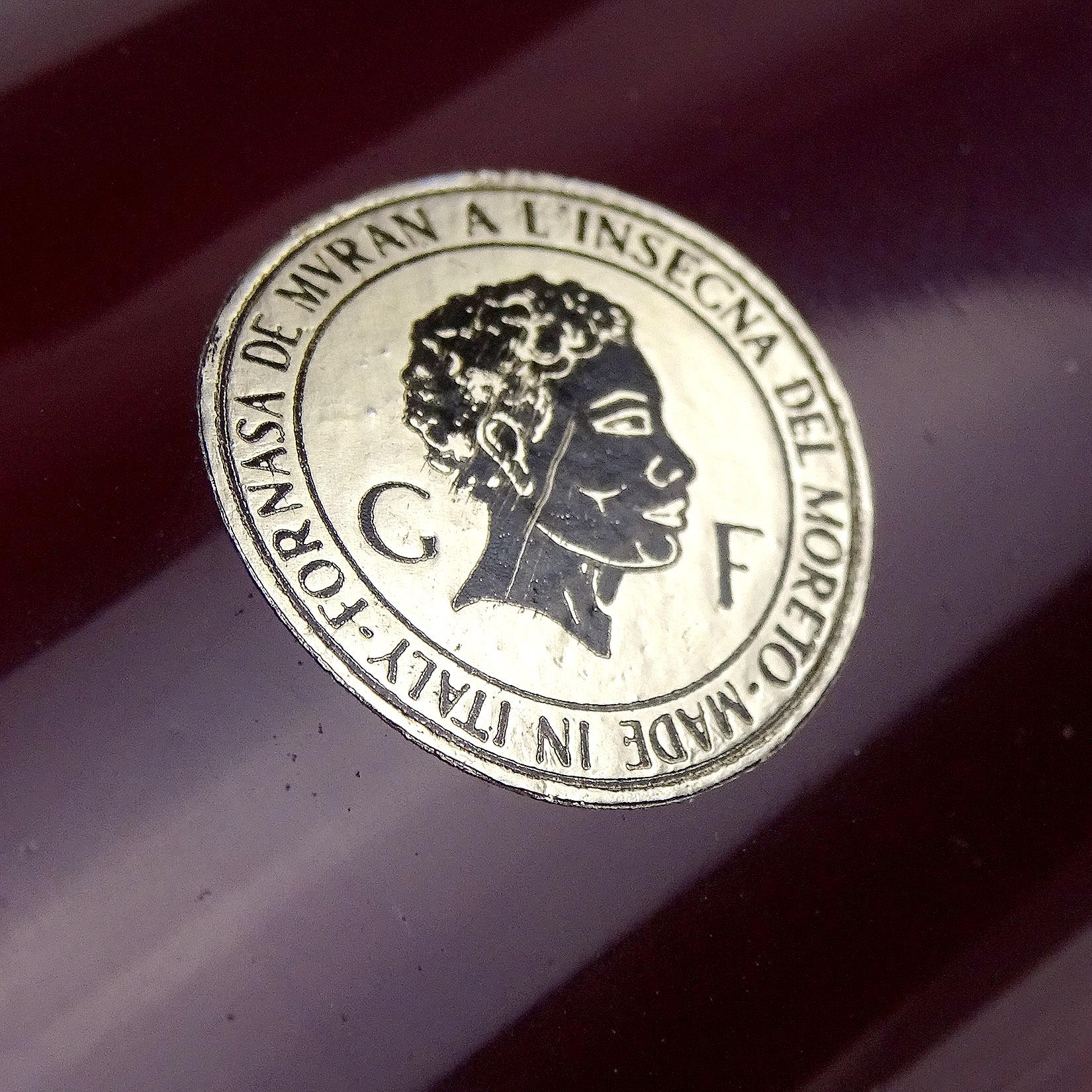 Italiano Vaso di vetro artistico italiano rotondo a cilindro di Murano rosso sangue di bue bianco opalescente in vendita